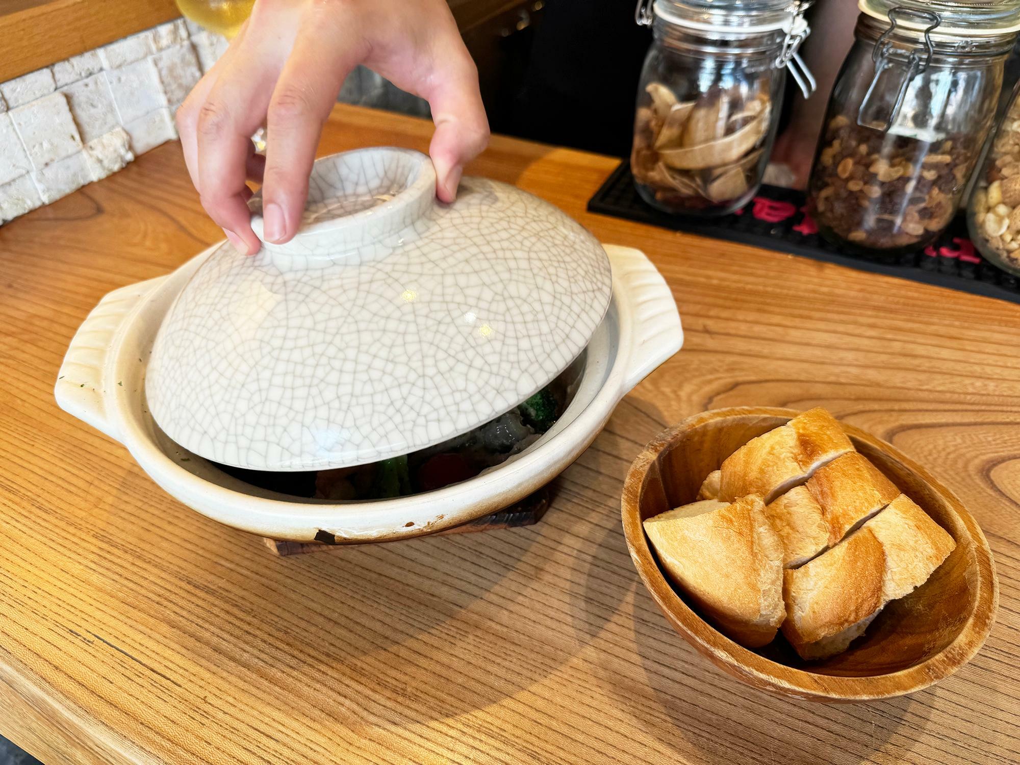 蓋つきのまま提供され、目の前で蓋を外してくれます。