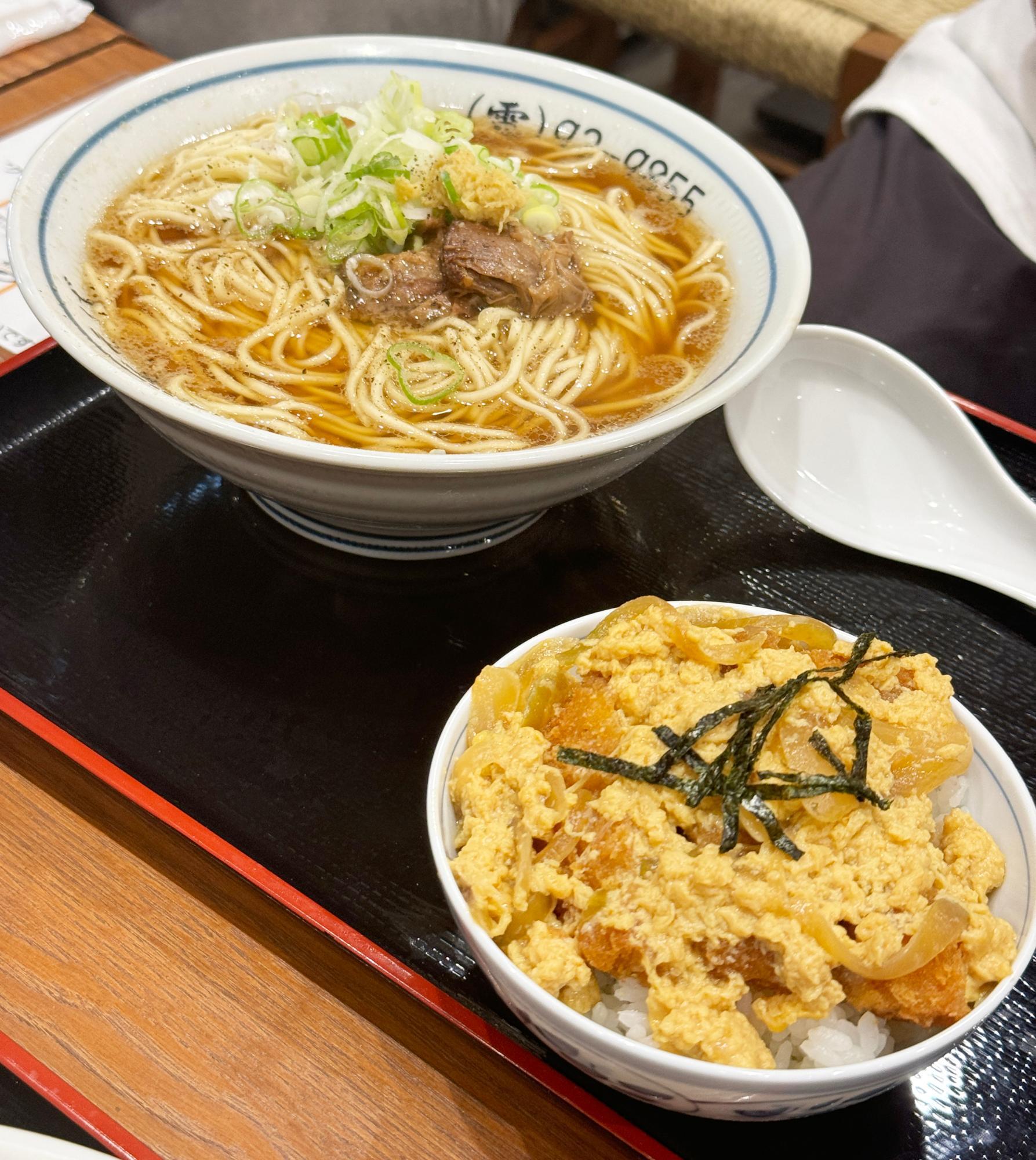 日替わり飯中華そばセット（税込み890円）もおすすめです。この日はかつ丼でした。