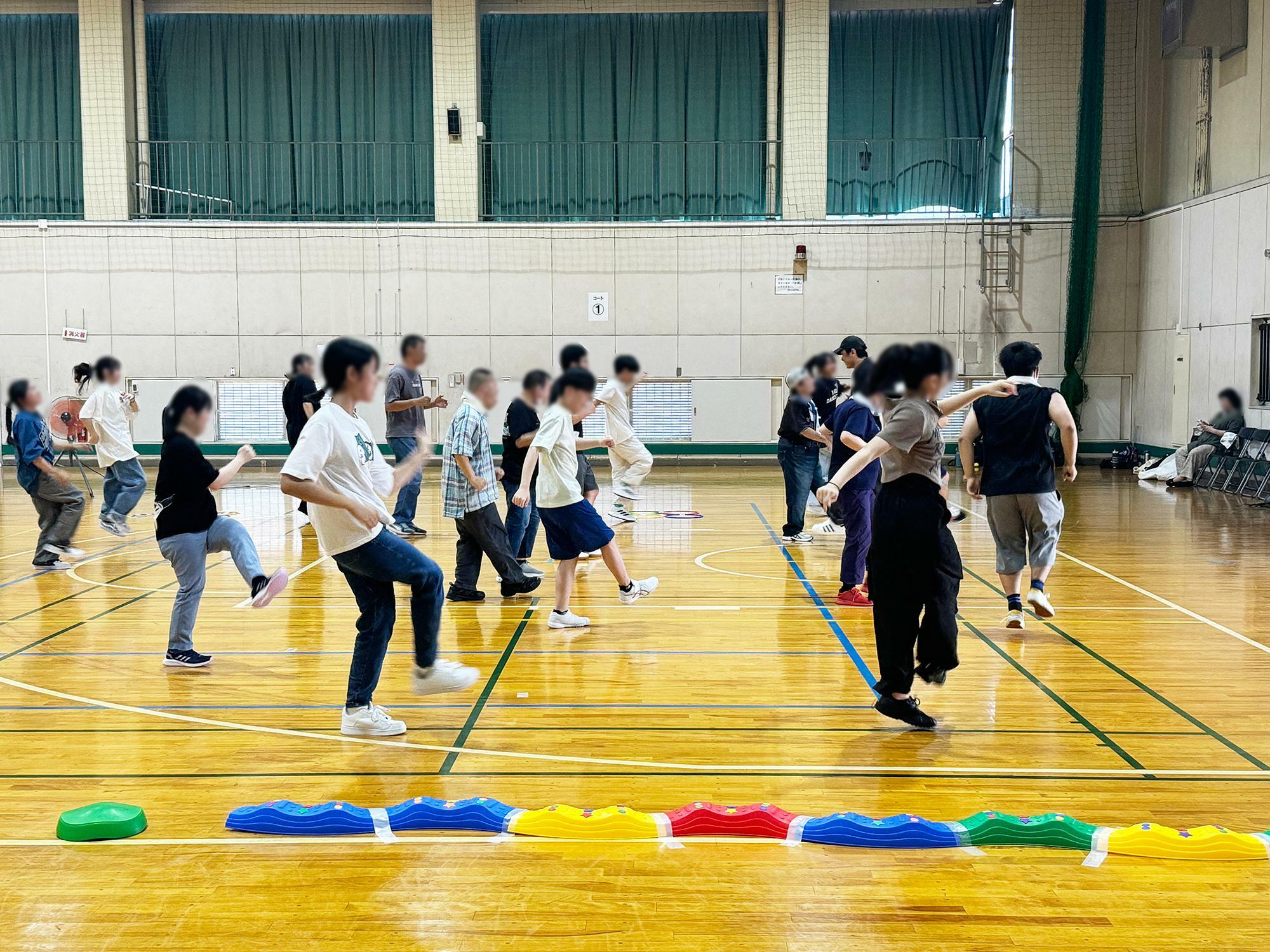 「道風くんのテーマ」や「YMCA」「Bling-Bang-Bang-Born」などの曲に合わせて練習されていました。