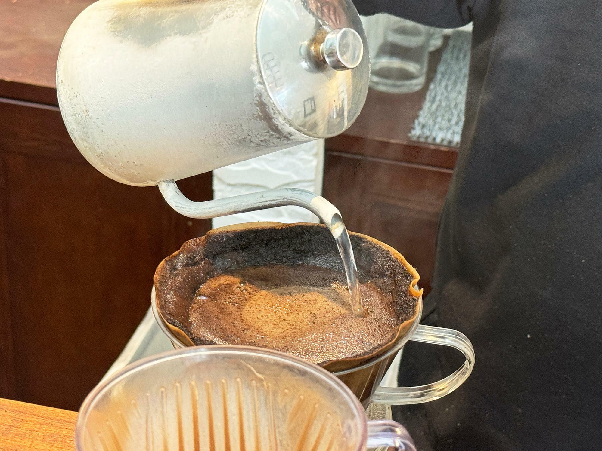 アイス用のコーヒーを淹れてるところを見せていただきました。泡が上がるのは豆が新鮮な証拠だそうです。