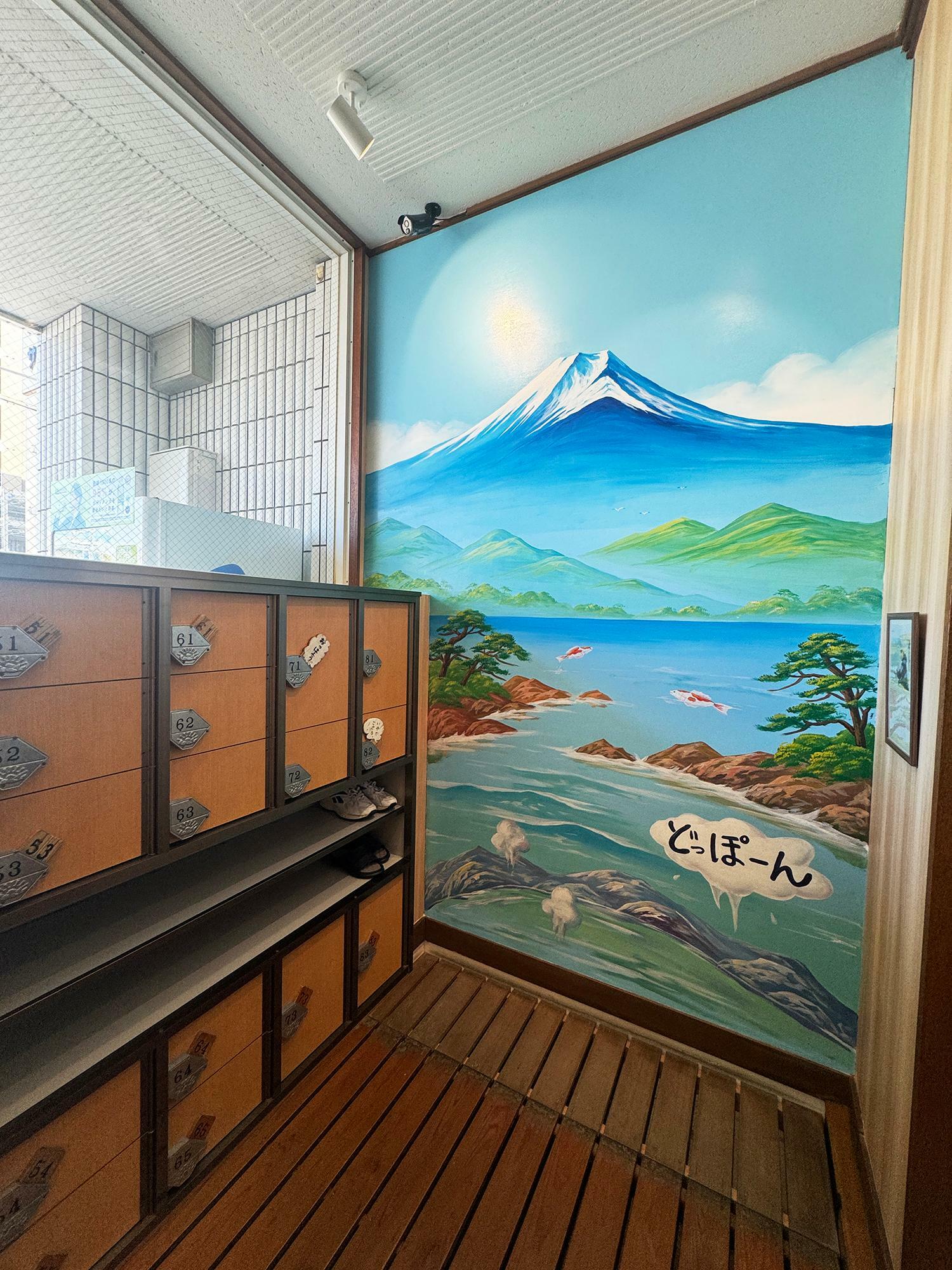 浴場内ではなく、入り口に富士山のペンキ絵があります。