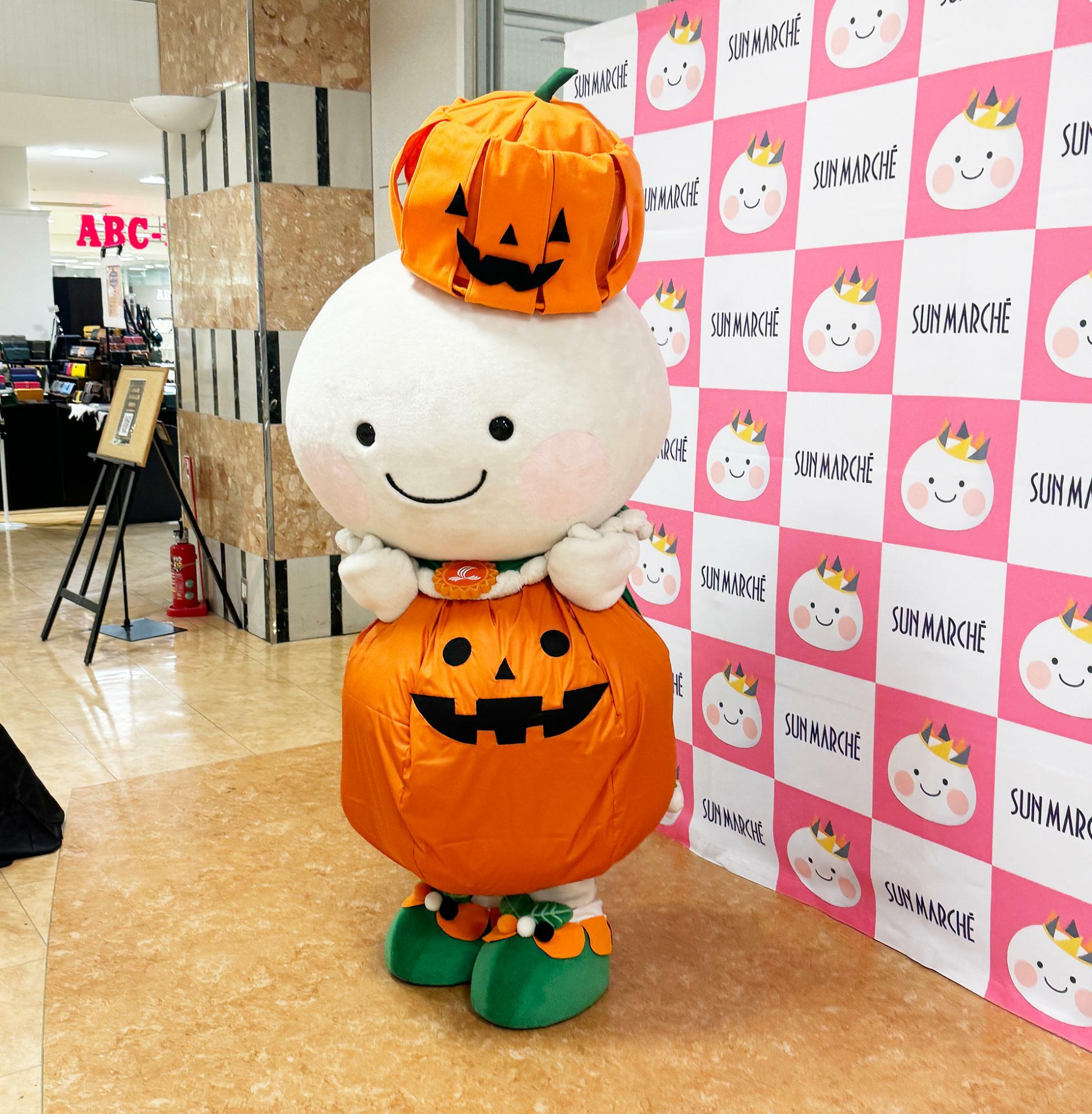 ハロウィンコスチュームのまるるんとグリーティング