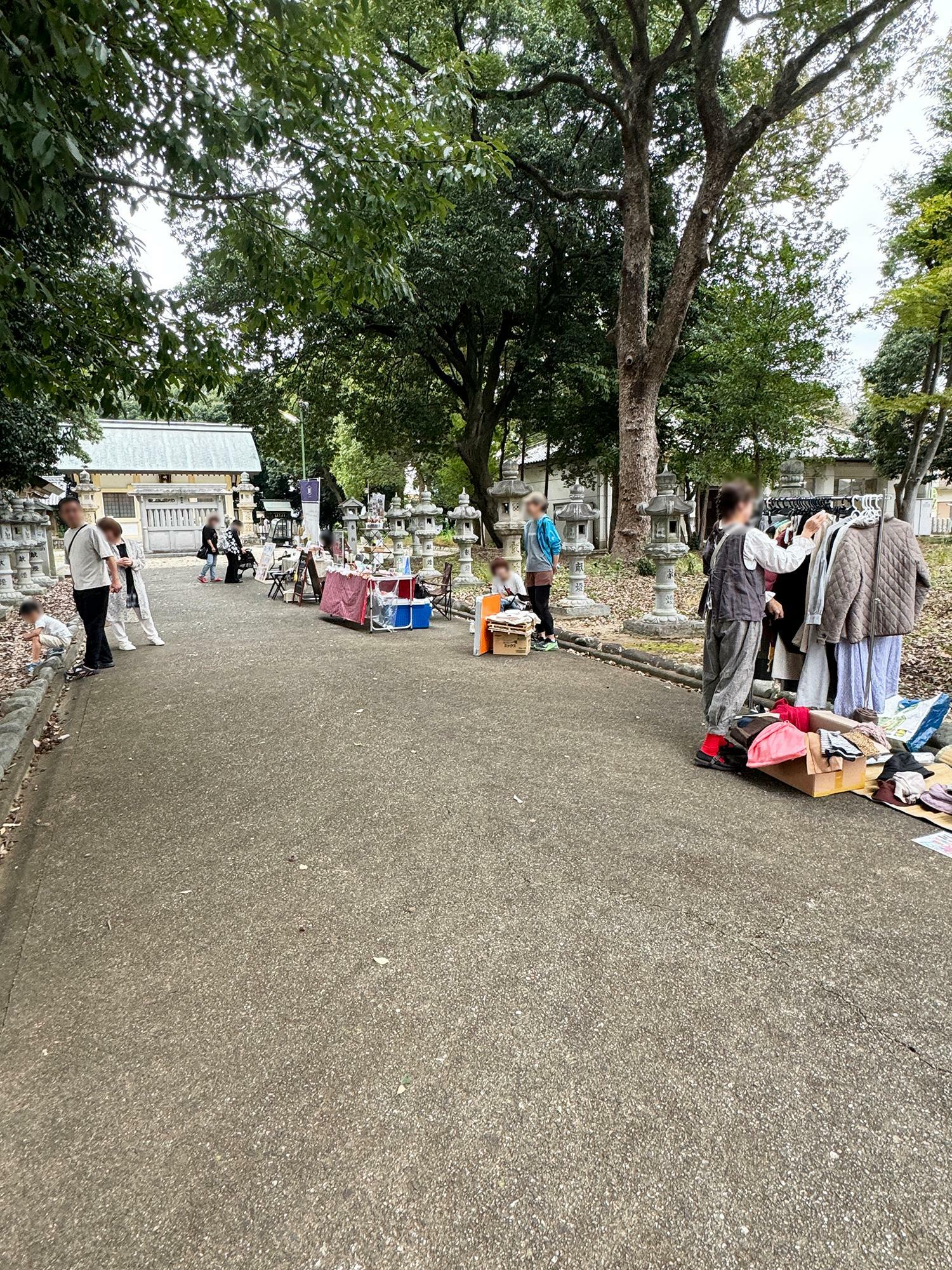 神社の参道沿いにブースが並んでいました。