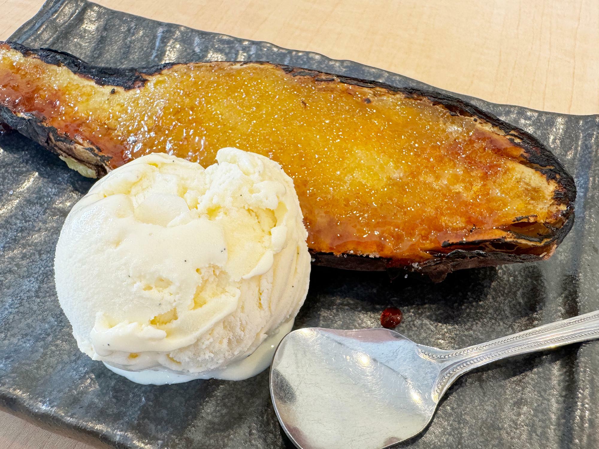 熱々の焼き芋ブリュレとバニラアイスの組み合わせ、最高です。