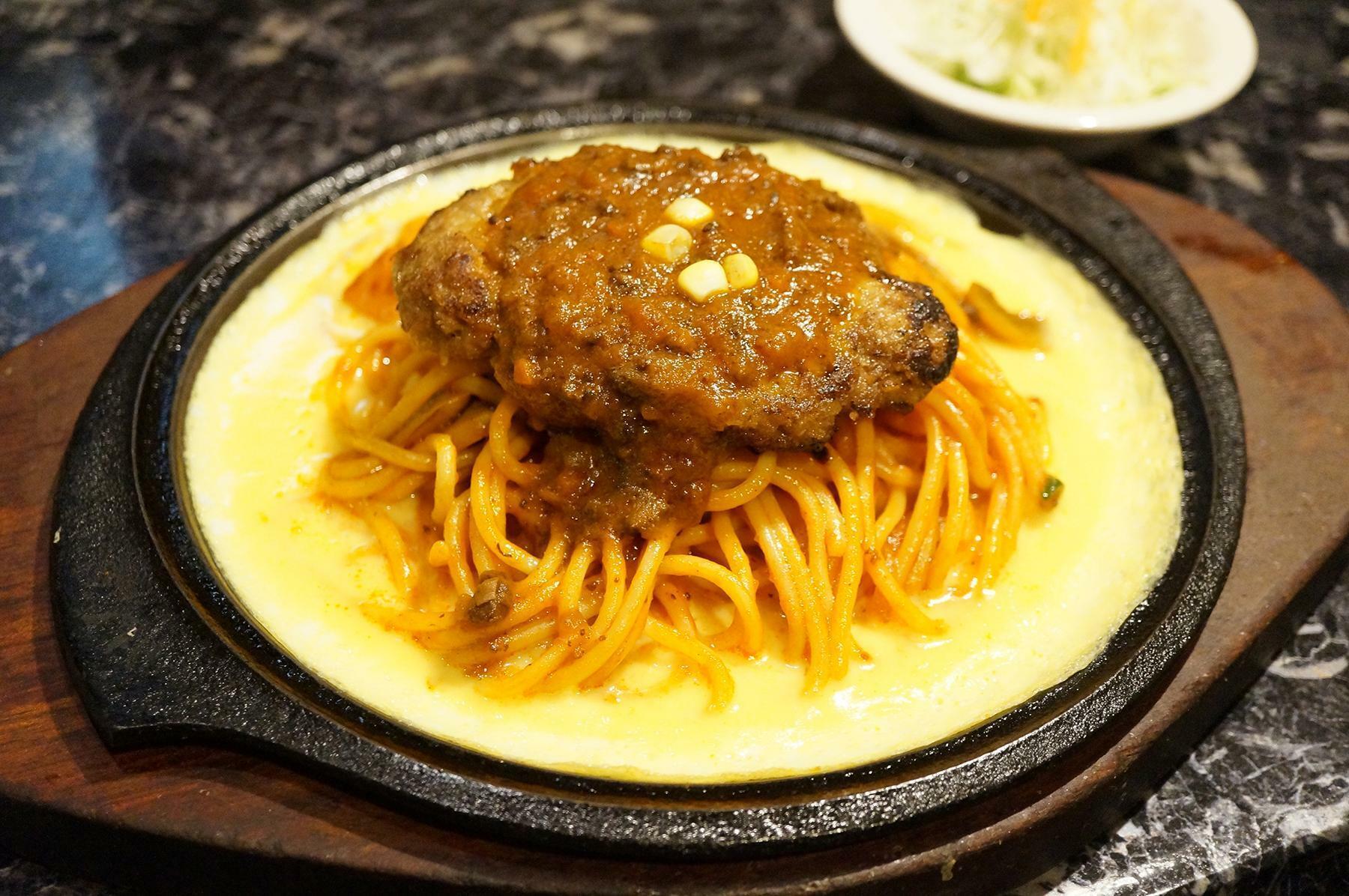 イタリアンカフェダン「鉄板ハンバーグスパゲッティ（ミニサラダ付き、税込み1250円）」