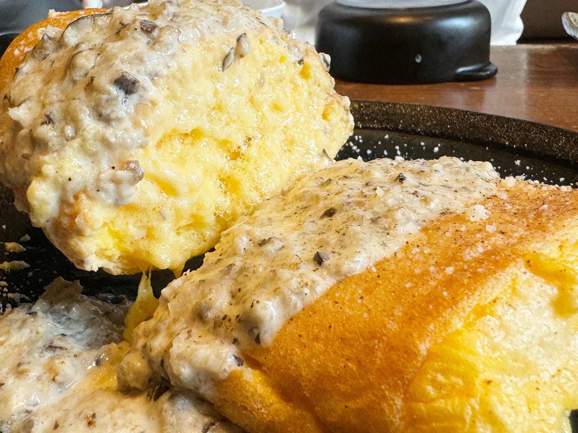 表面の焼き目と中のふわしゅわ食感のコントラストも絶妙です。