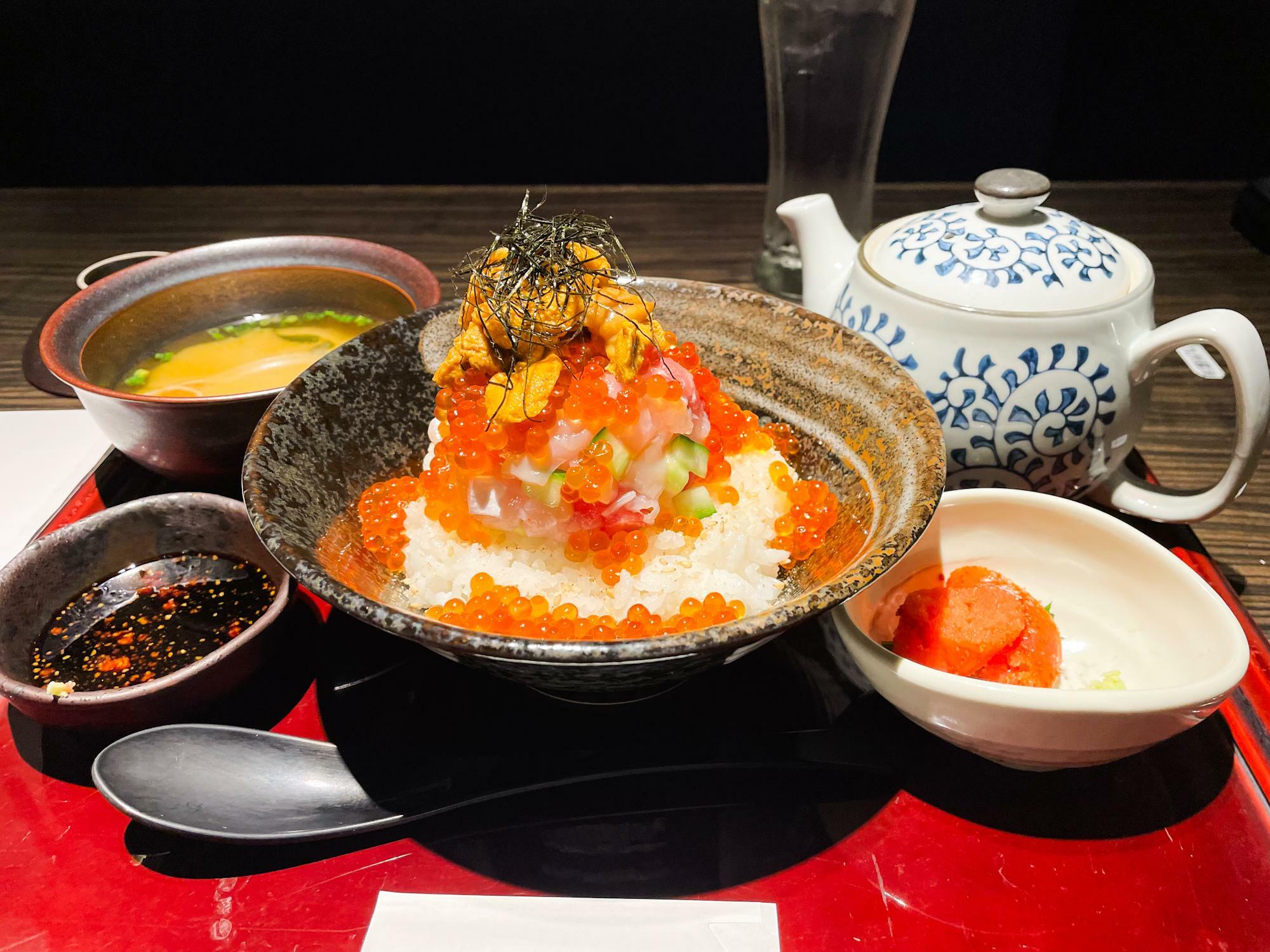 写真は、極み海鮮丼【特上】