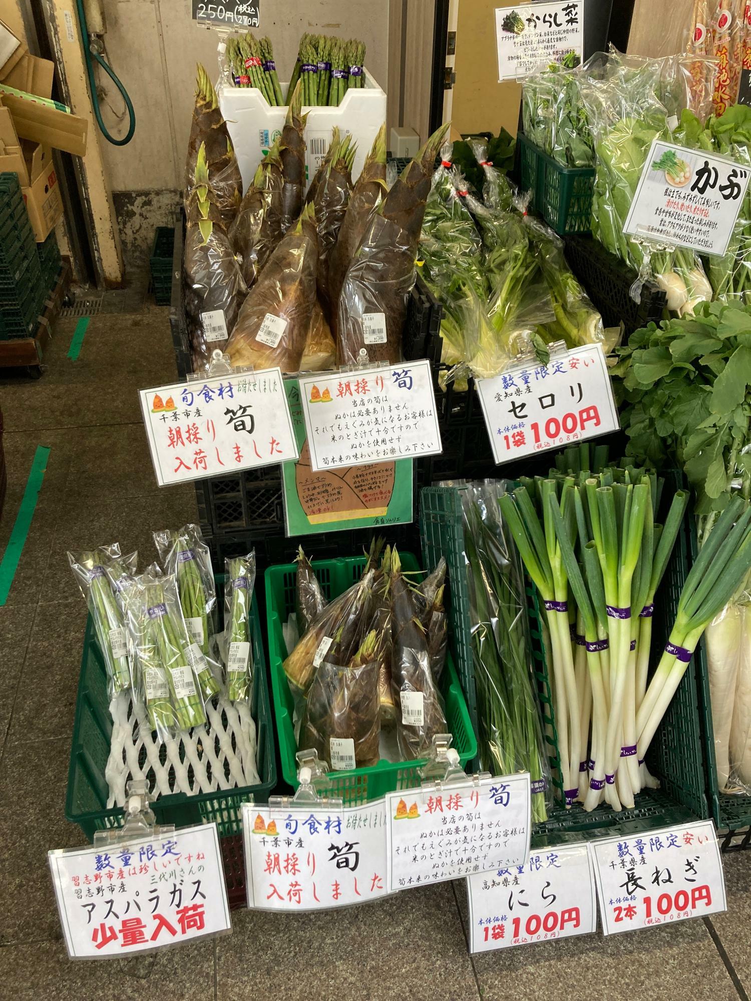 採れたて野菜や旬な素材が並ぶ