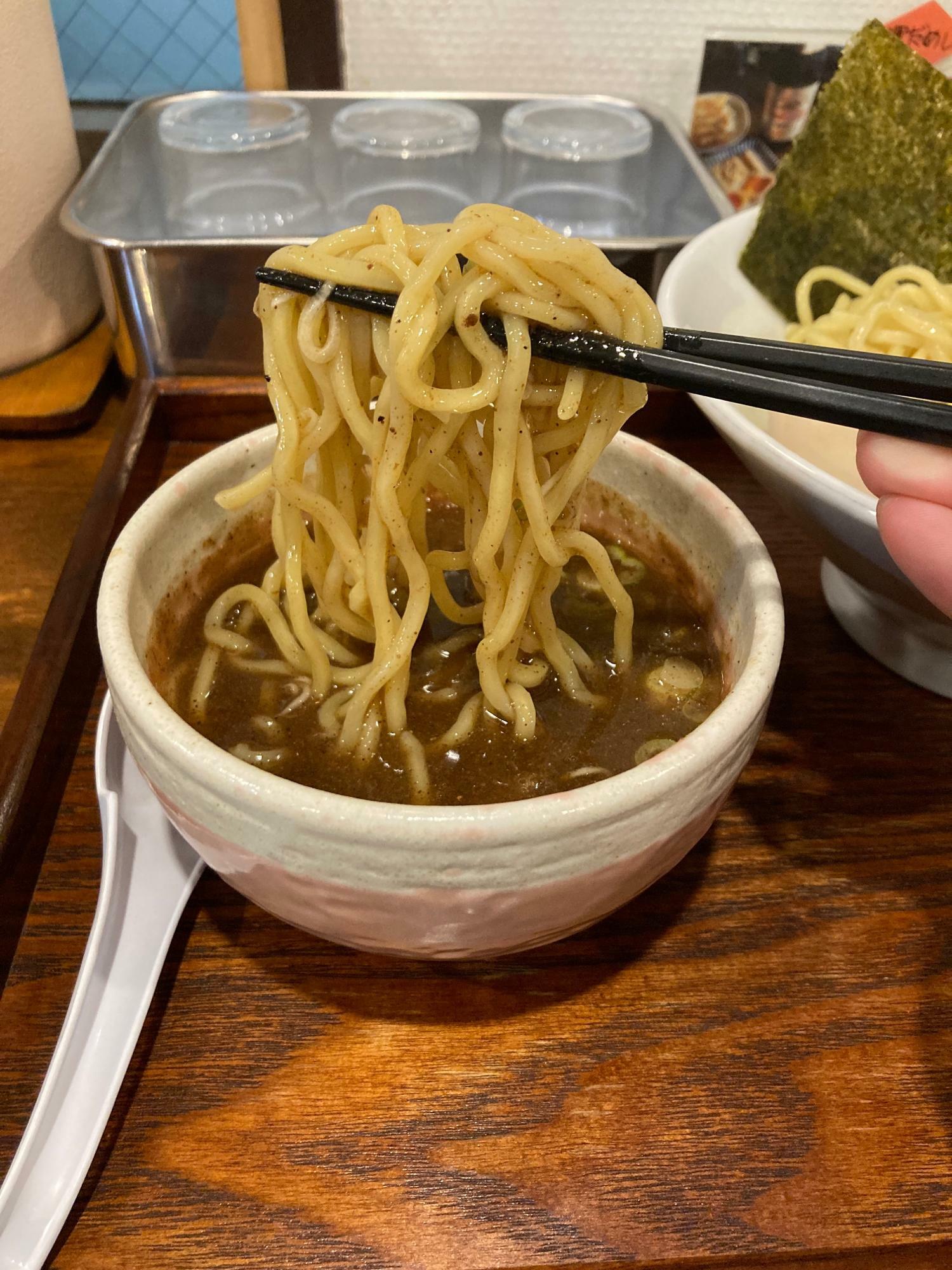スープが中太麺によく絡む
