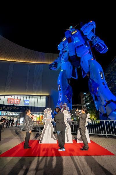 ライトアップ前の実物大νガンダム立像