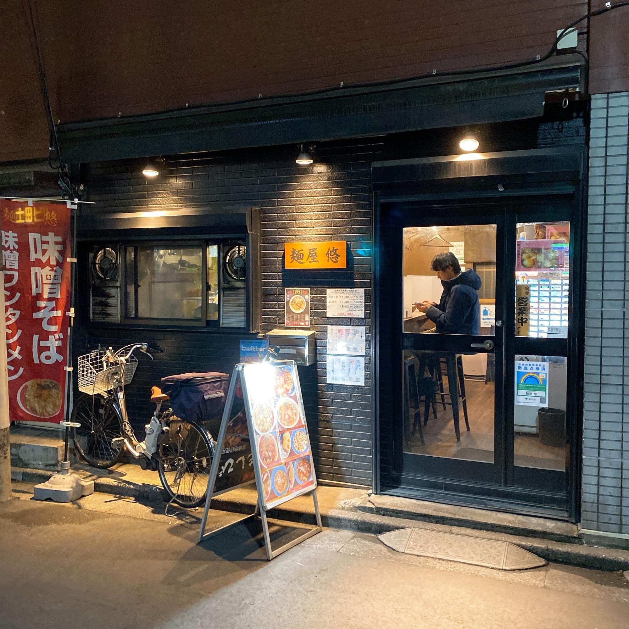 裏路地にお店はあります