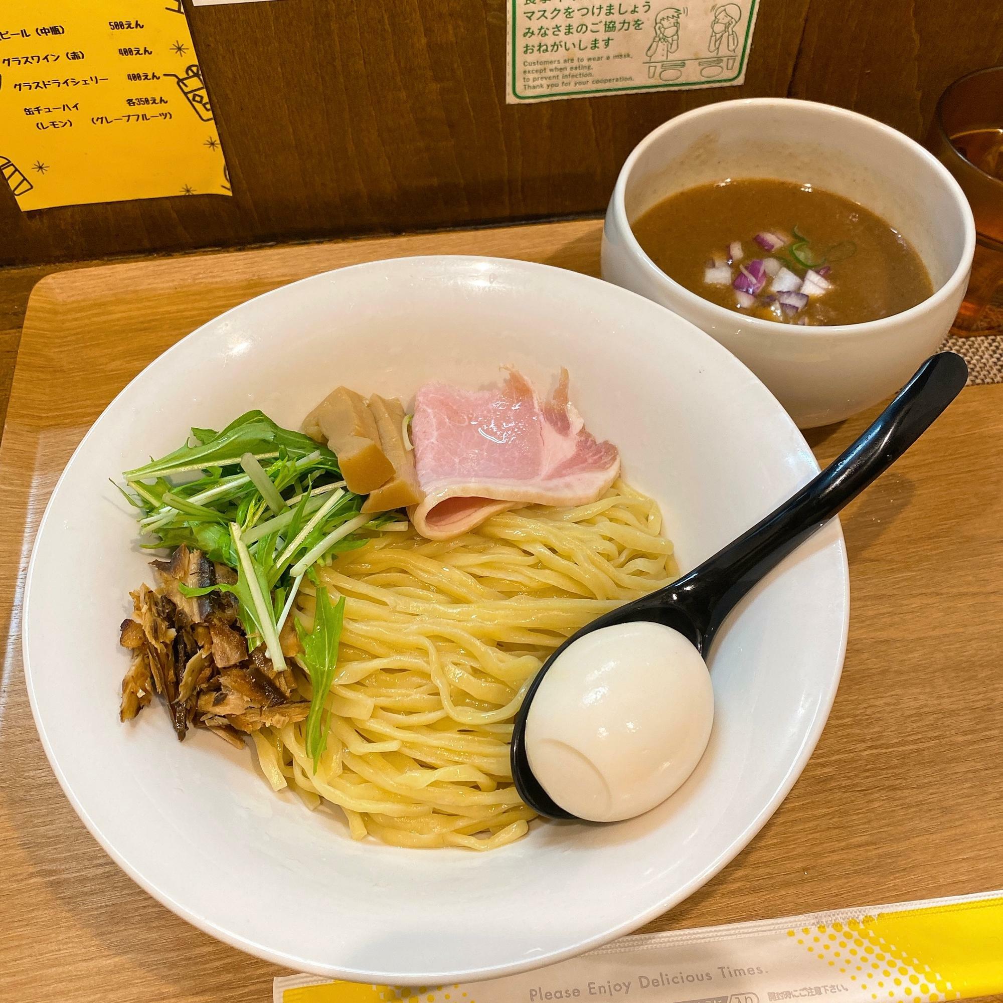 燻製醤油のつけ麺（大盛り）、昆布味玉(¥850、¥100)