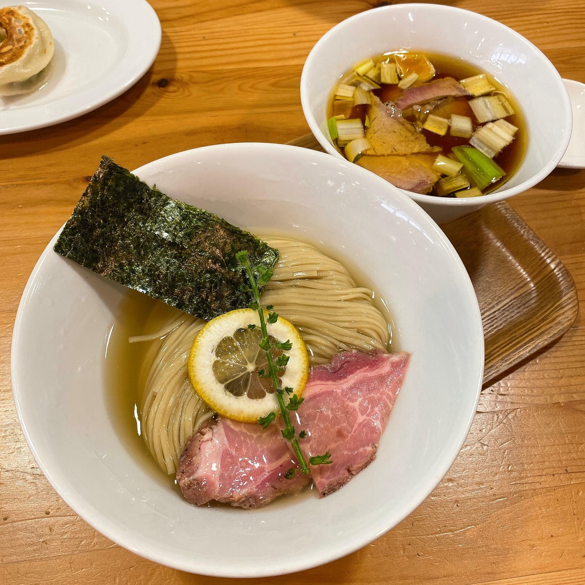 昆布水醤油つけ麺、味玉、肉ワンタン(¥950、¥100、¥100)