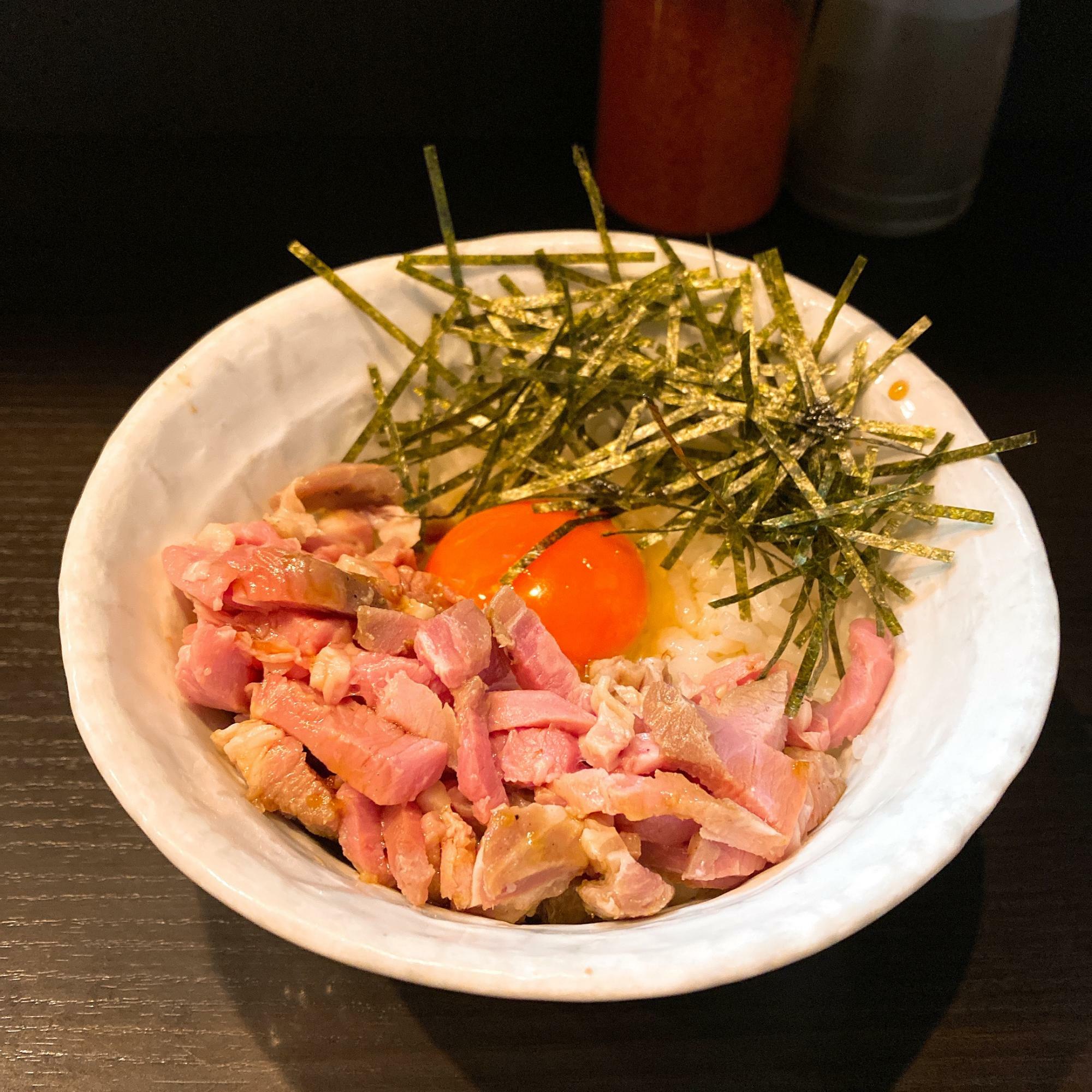 三元豚とこだわり卵のユッケ風丼（¥250）