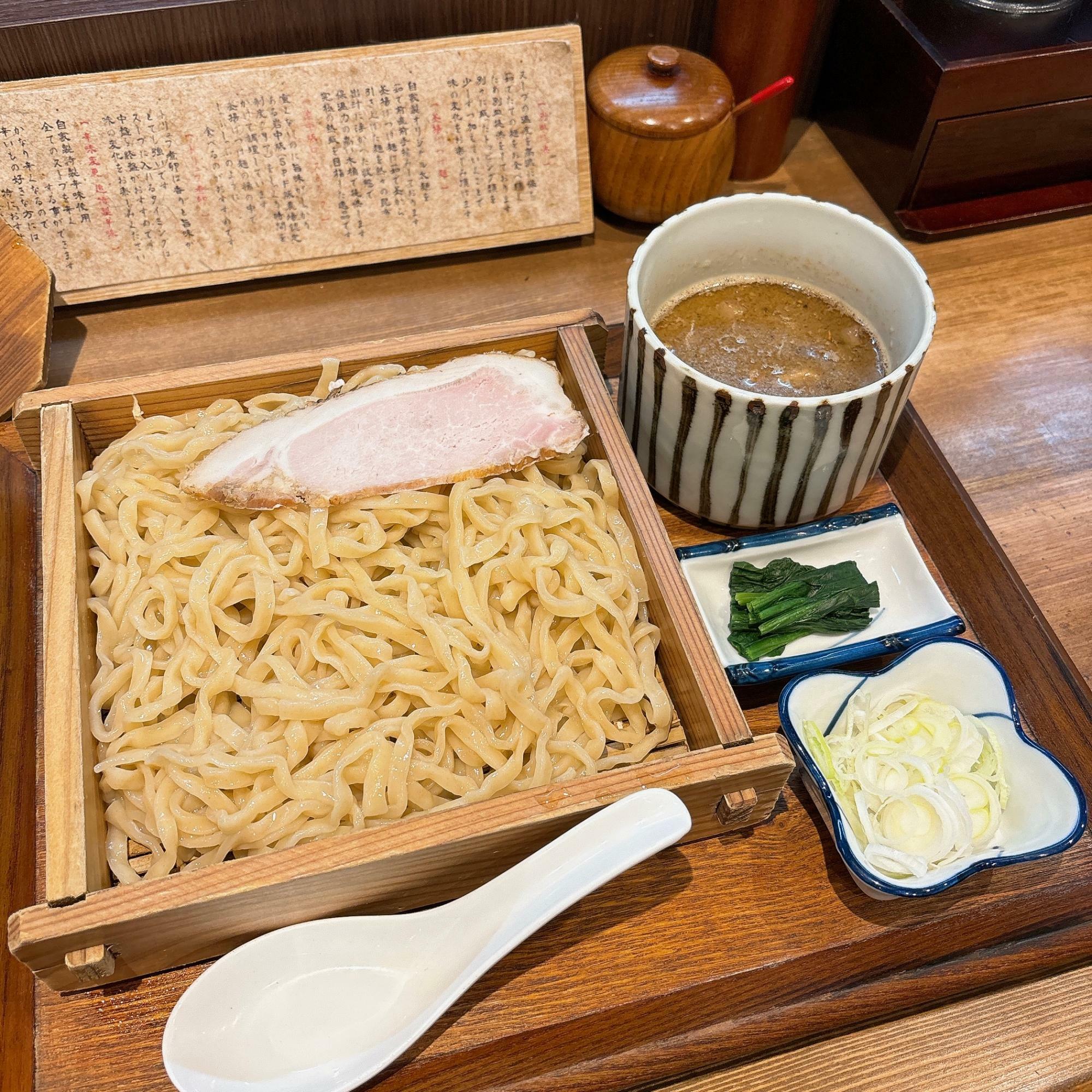 炭火焼濃厚つけ麺（烏賊、麺中）、岩中豚ローストポーク