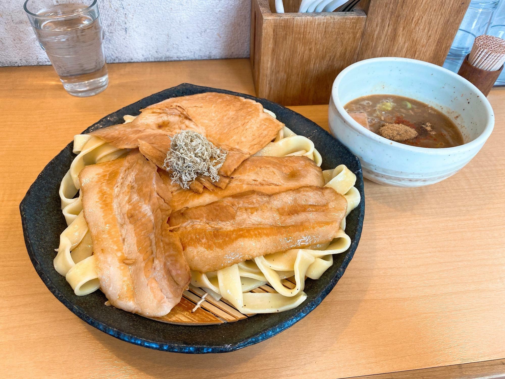 とろ肉つけ麺、大盛り