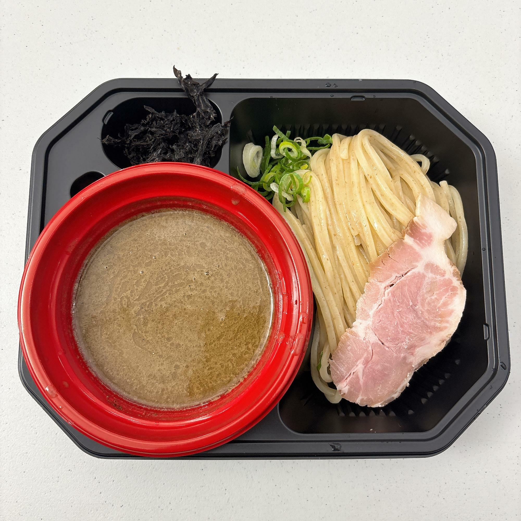 メニュー名：王道豚骨魚介！濃厚煮干つけ麺