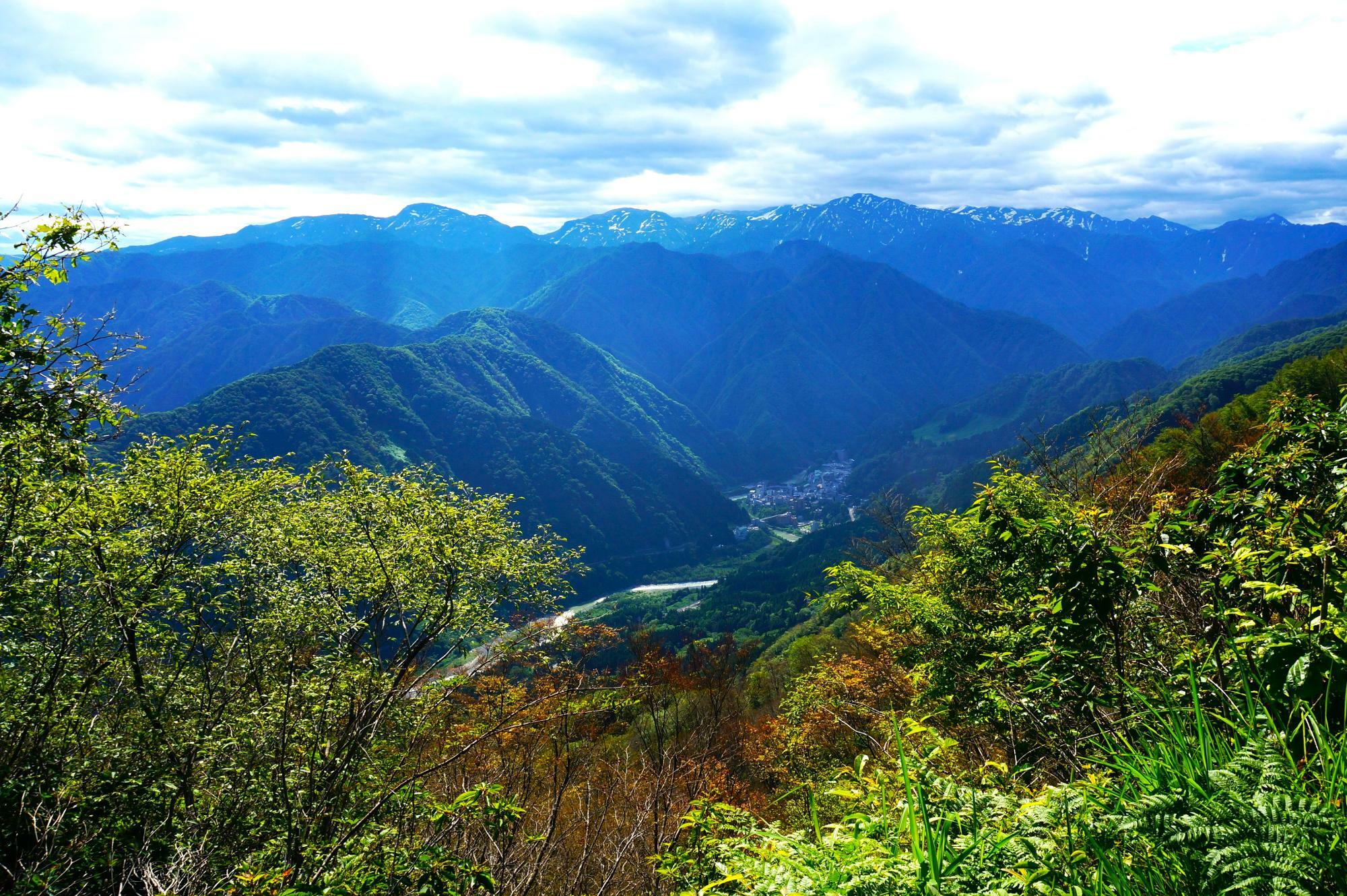 「鋲ヶ岳」山頂から見た、山側の景色