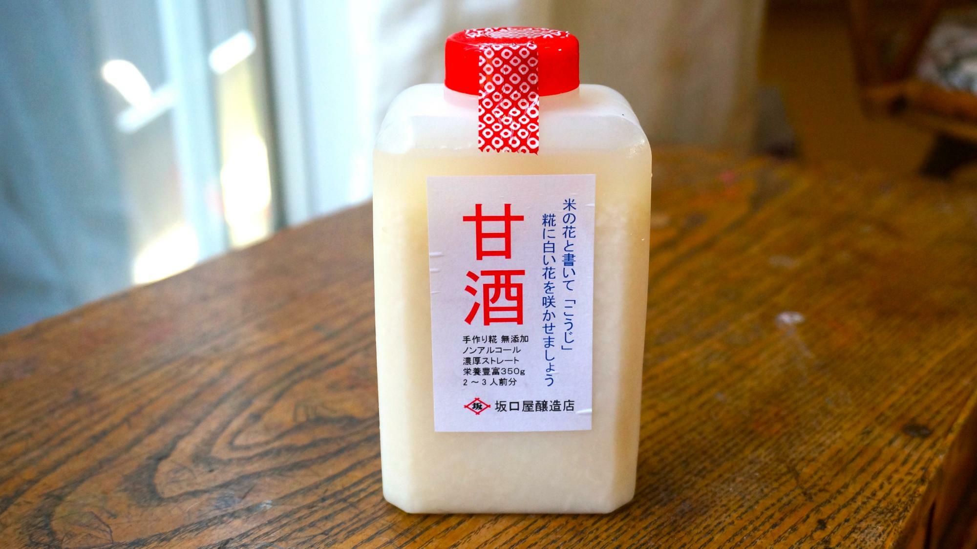 生糀から作られた、人気商品の甘酒　１本350円（税込）