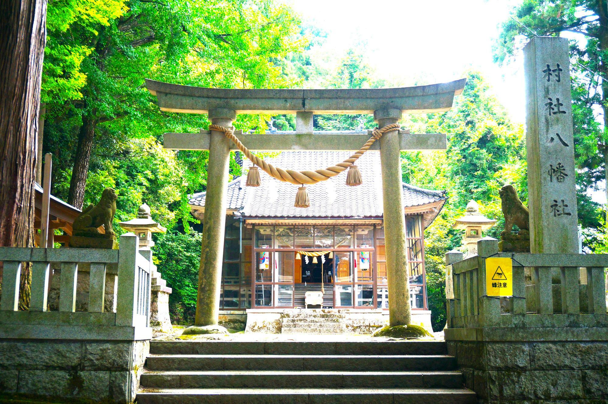 「下山八幡社」の滝開きには、拝殿の扉が開かれていました。