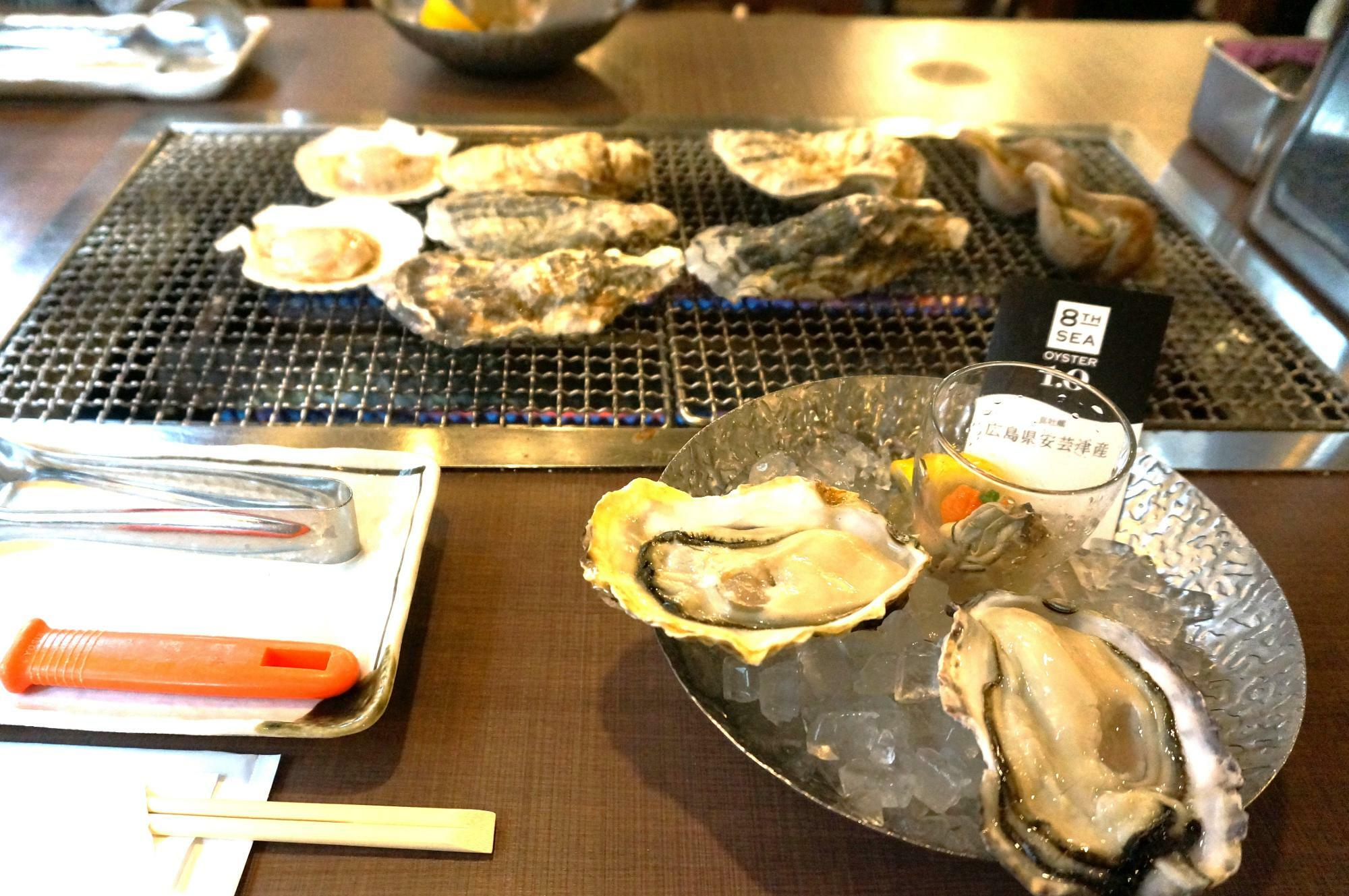 「入善　牡蠣ノ星」さんに入店。着席したときには、美味しそうな立派な牡蠣たちがセットされていました。