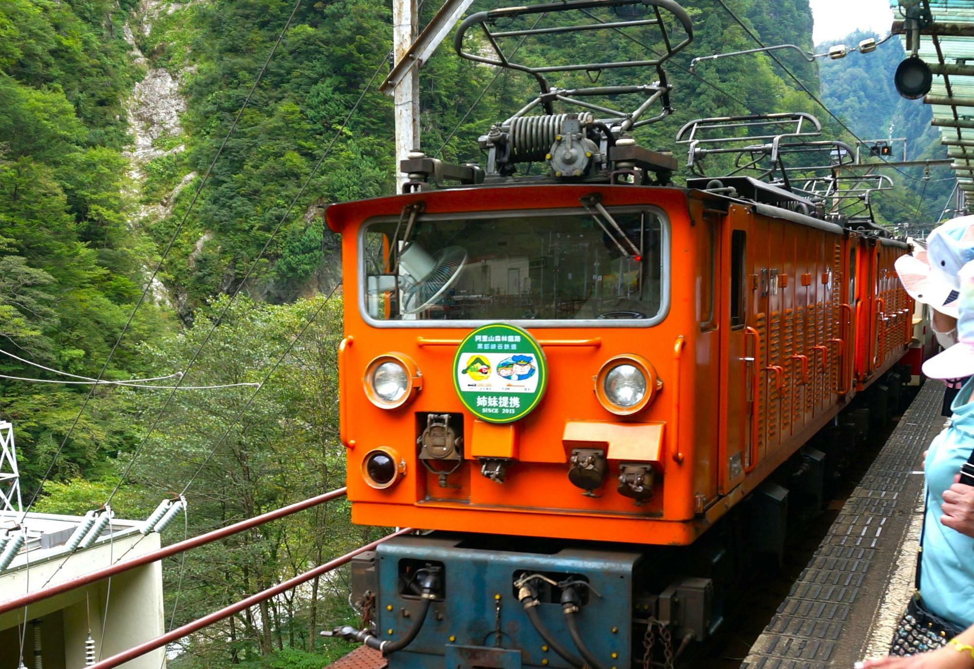 終点”欅平駅”に停車するトロッコ電車