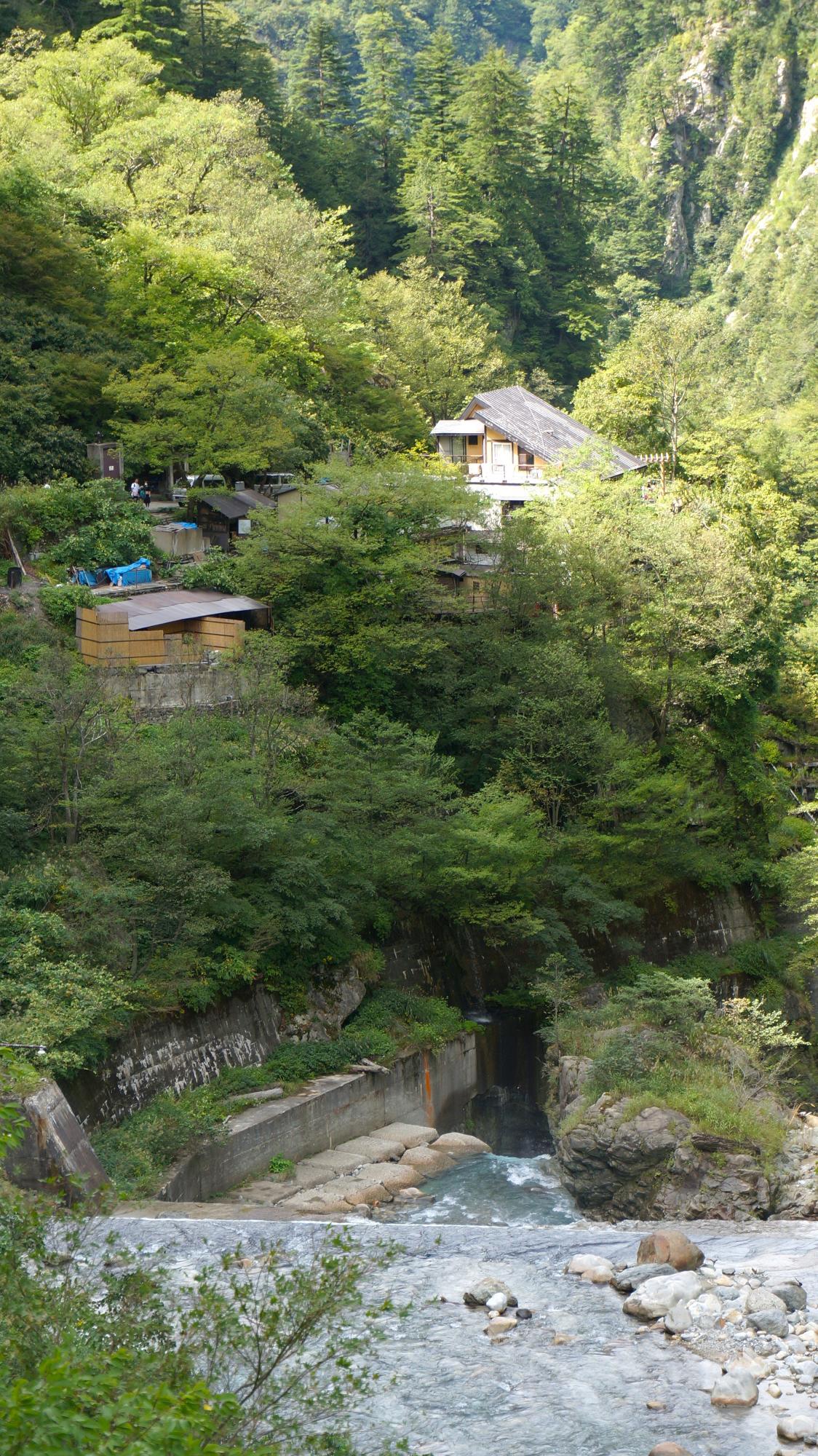 山手から見た「名剣温泉」