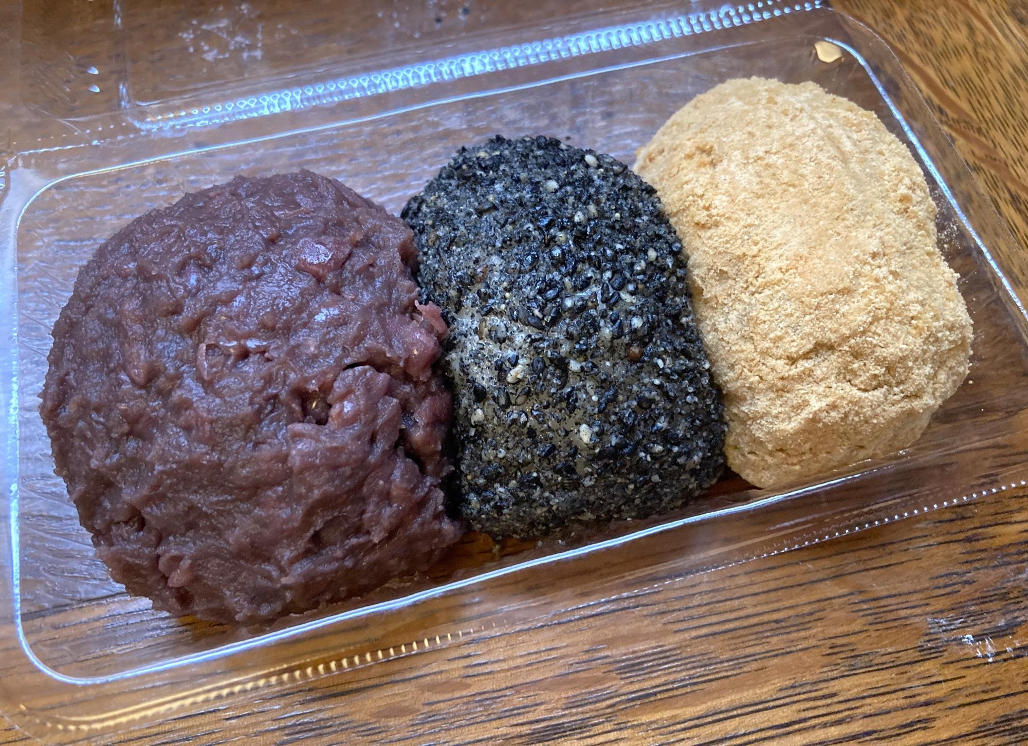 左：あんこ、中央：黒ゴマ（あんこ入り）、右：きなこ（あんこ入り）　各150円