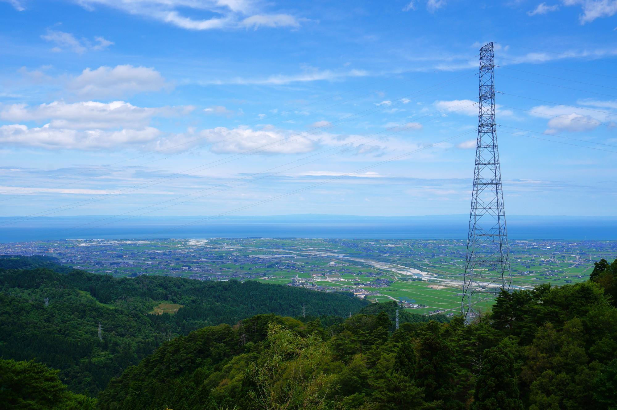 黒部市にある、「下立の大理石」から見た黒部川扇状地。