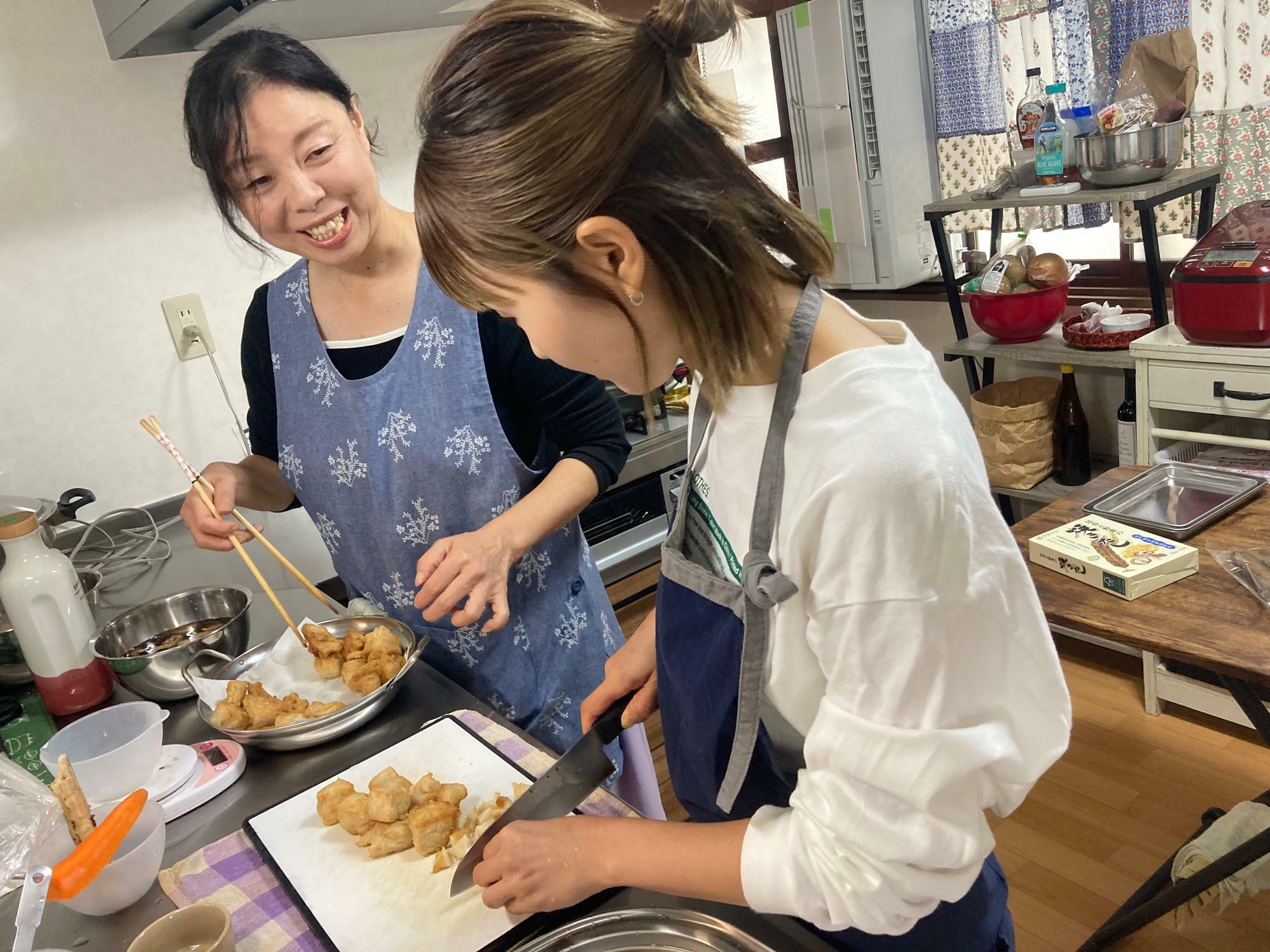 料理教室の風景（左：上田節好先生）