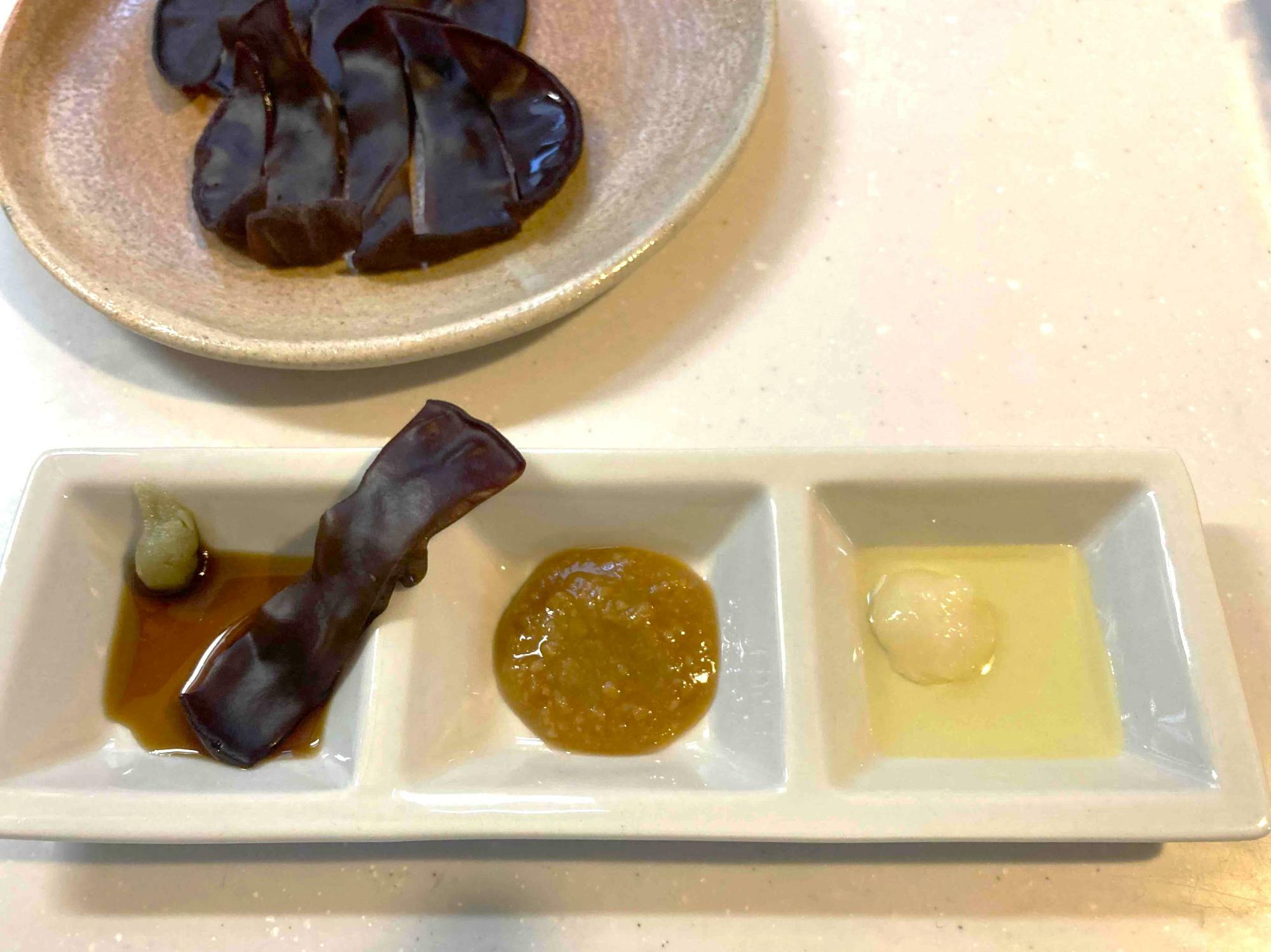 キクラゲの刺身。タレは、（左から）ワサビ醤油、酢味噌、オリーブオイルとニンニク。