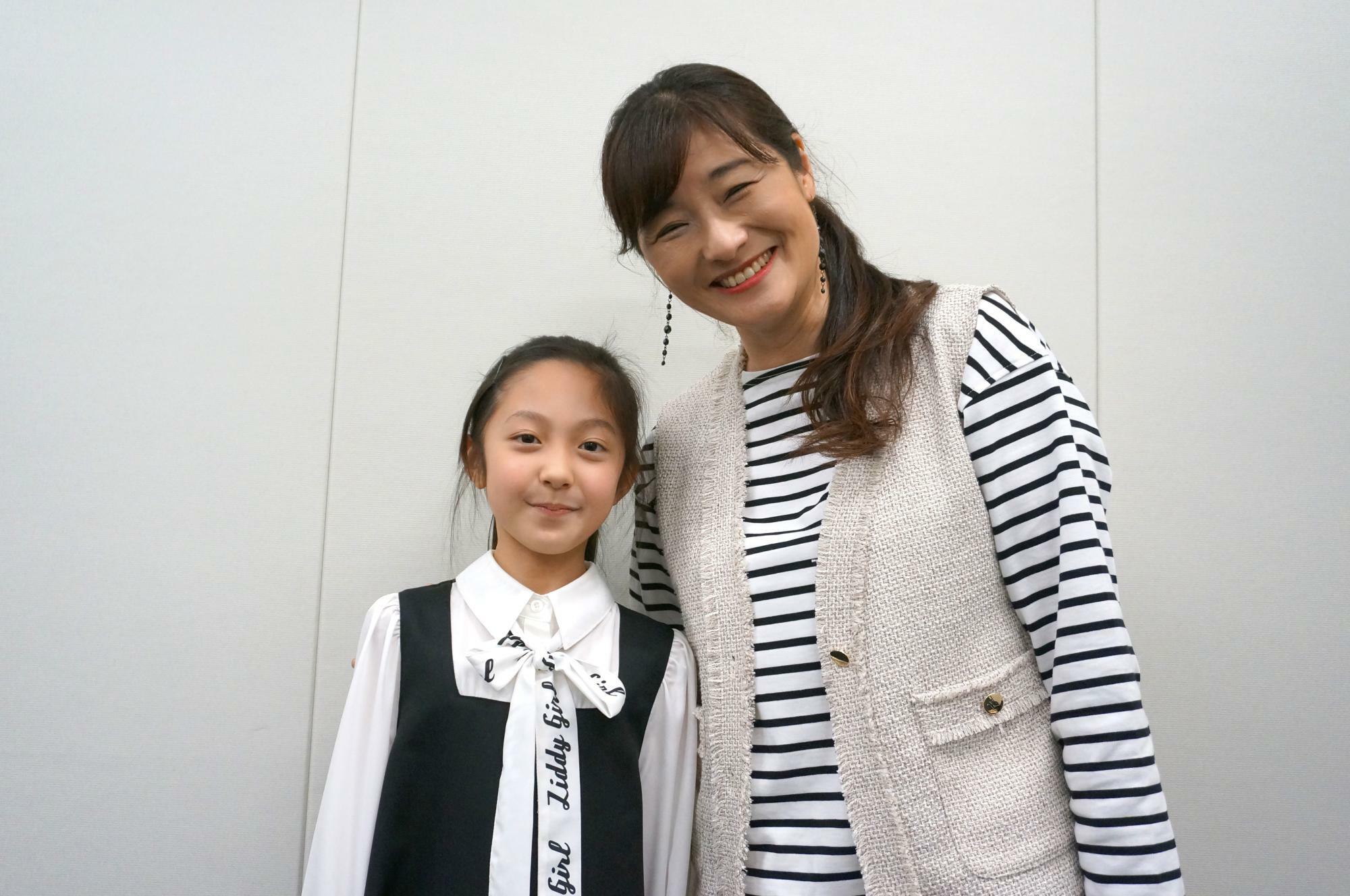 フリーアナウンサーの松岡千穂さん（右）、レッスンを受講している女優の卵の「かずは」さん（左）
