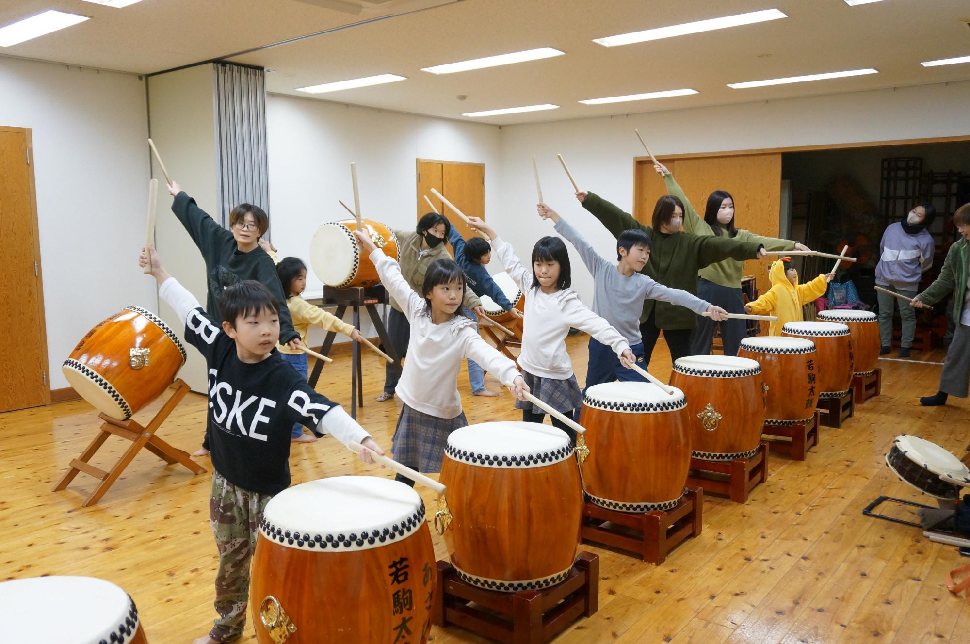 「あさひ若駒太鼓会」のお稽古風景