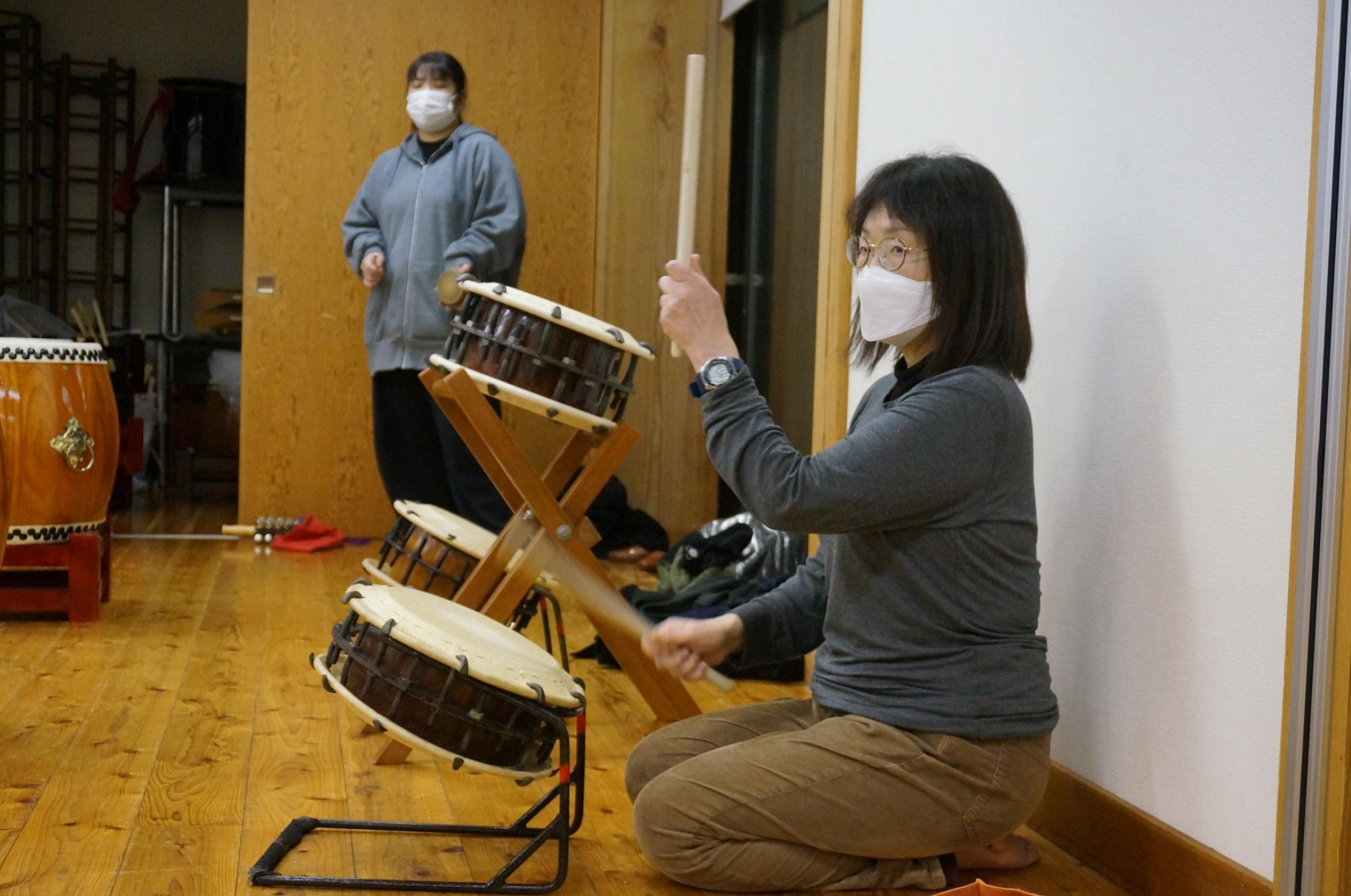 締太鼓でリードする代表の住吉有子さん。