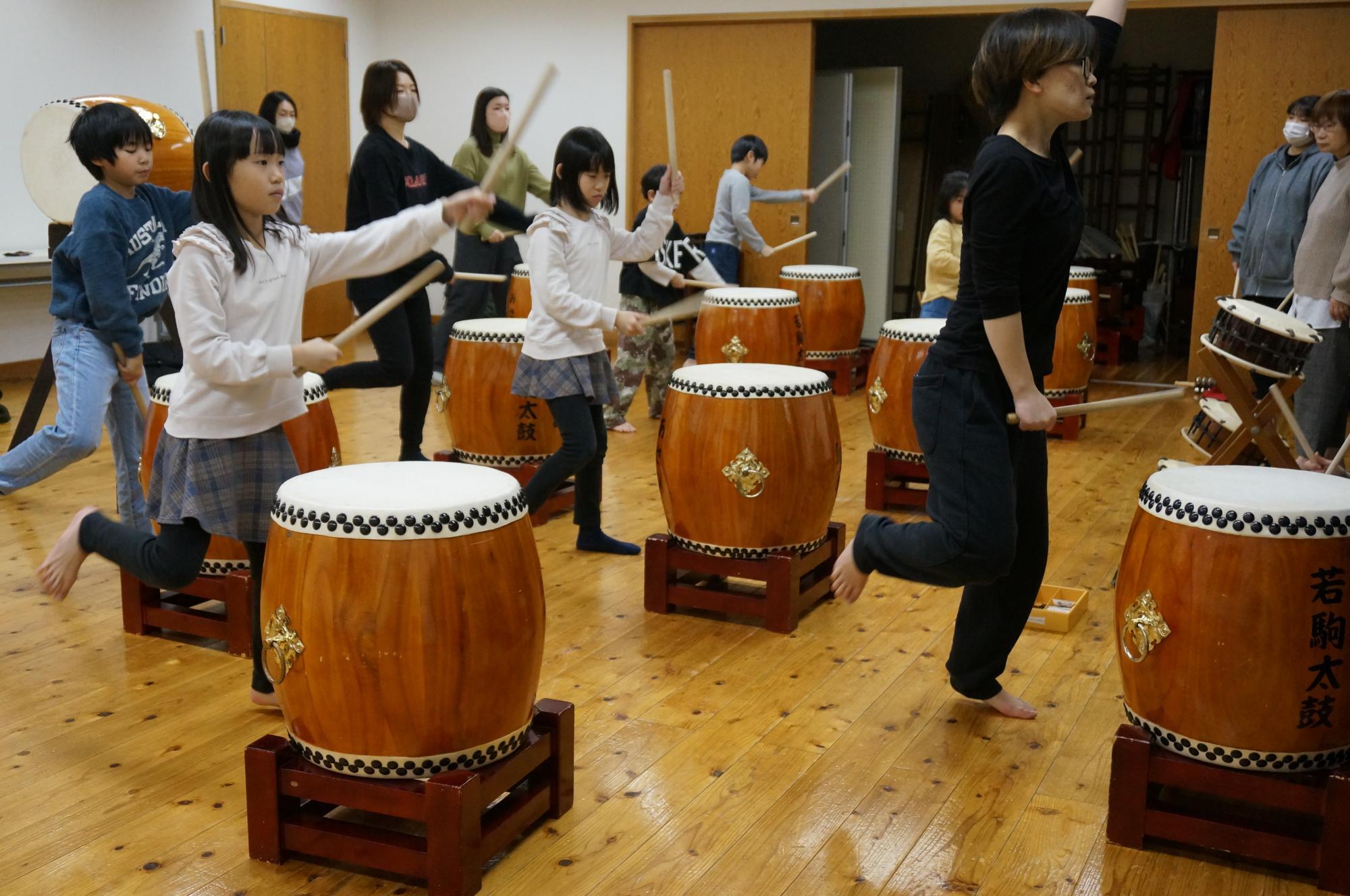 子どもたちの前に出て、お手本となる姿を見せる窪野月姫さん。