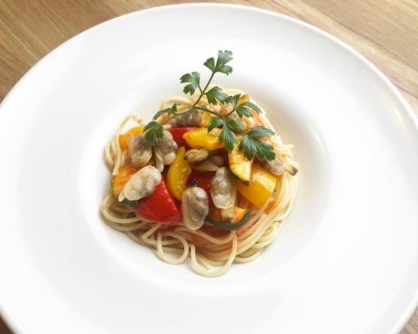 冷製 あさりと夏野菜のトマトパスタ（提供元：Vege Kitchen Awajin）