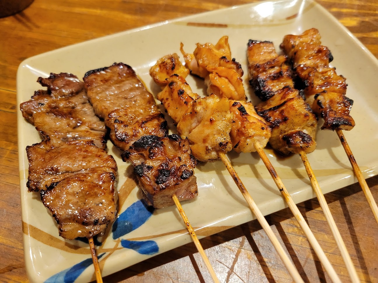 大阪市】旨い！ふっくら柔らかジューシーな炭火焼牛肉串焼き！新登場