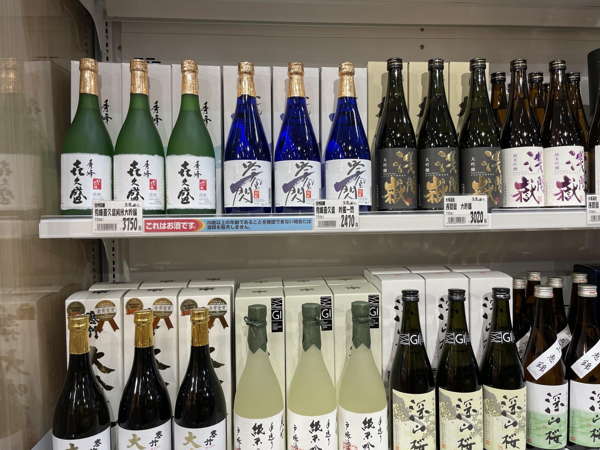 「信濃の風」上田店の日本酒コーナー