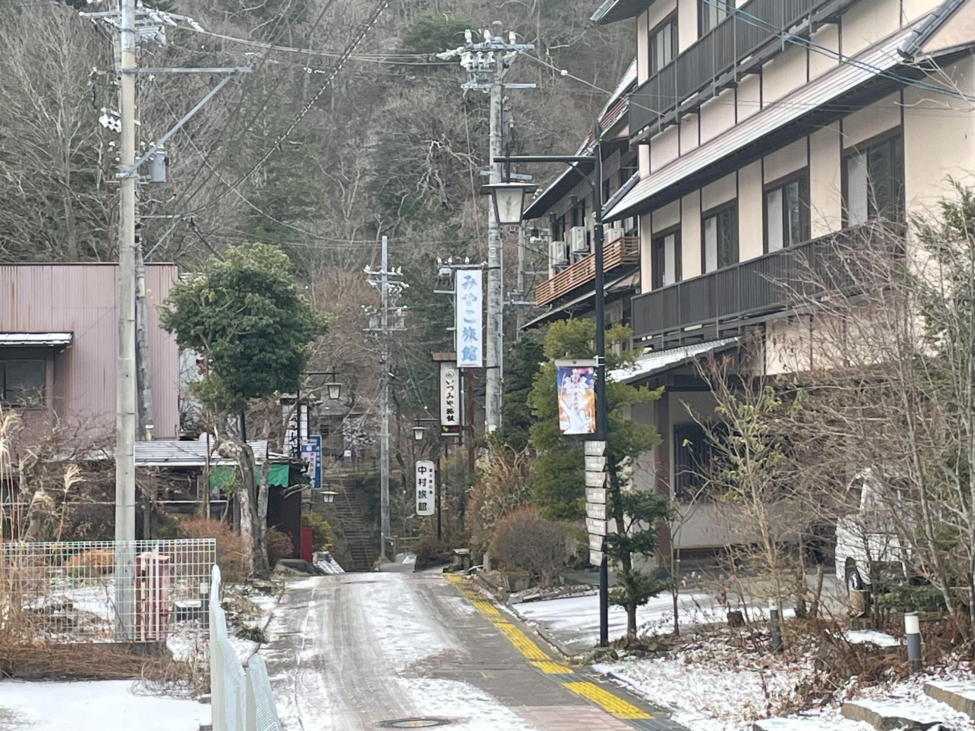 湯端通りの先に見える薬師堂