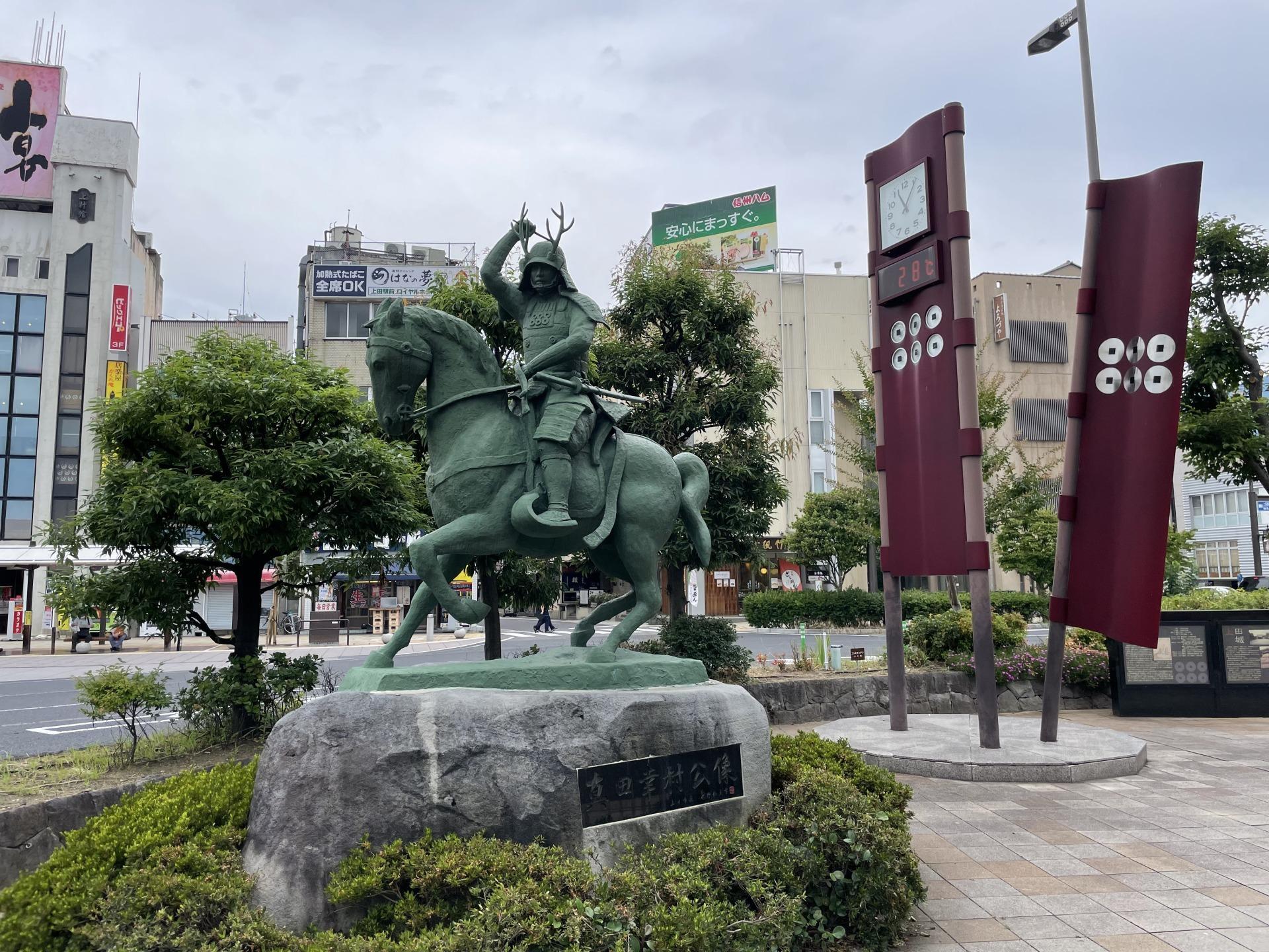 上田駅前の真田幸村像