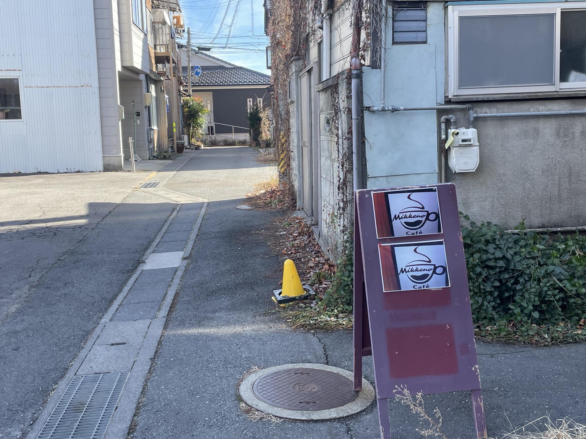 カフェはここから右奥へ折れます