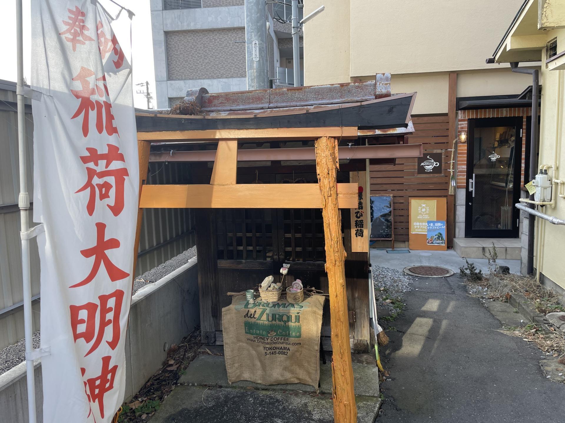 お店の入り口と縁結び稲荷