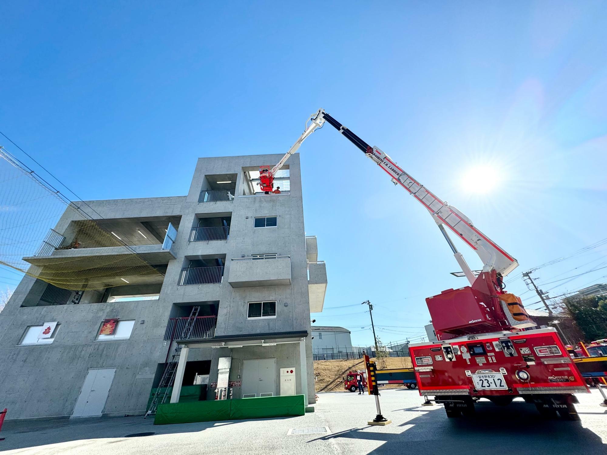 写真左の建物が習志野市消防訓練センター