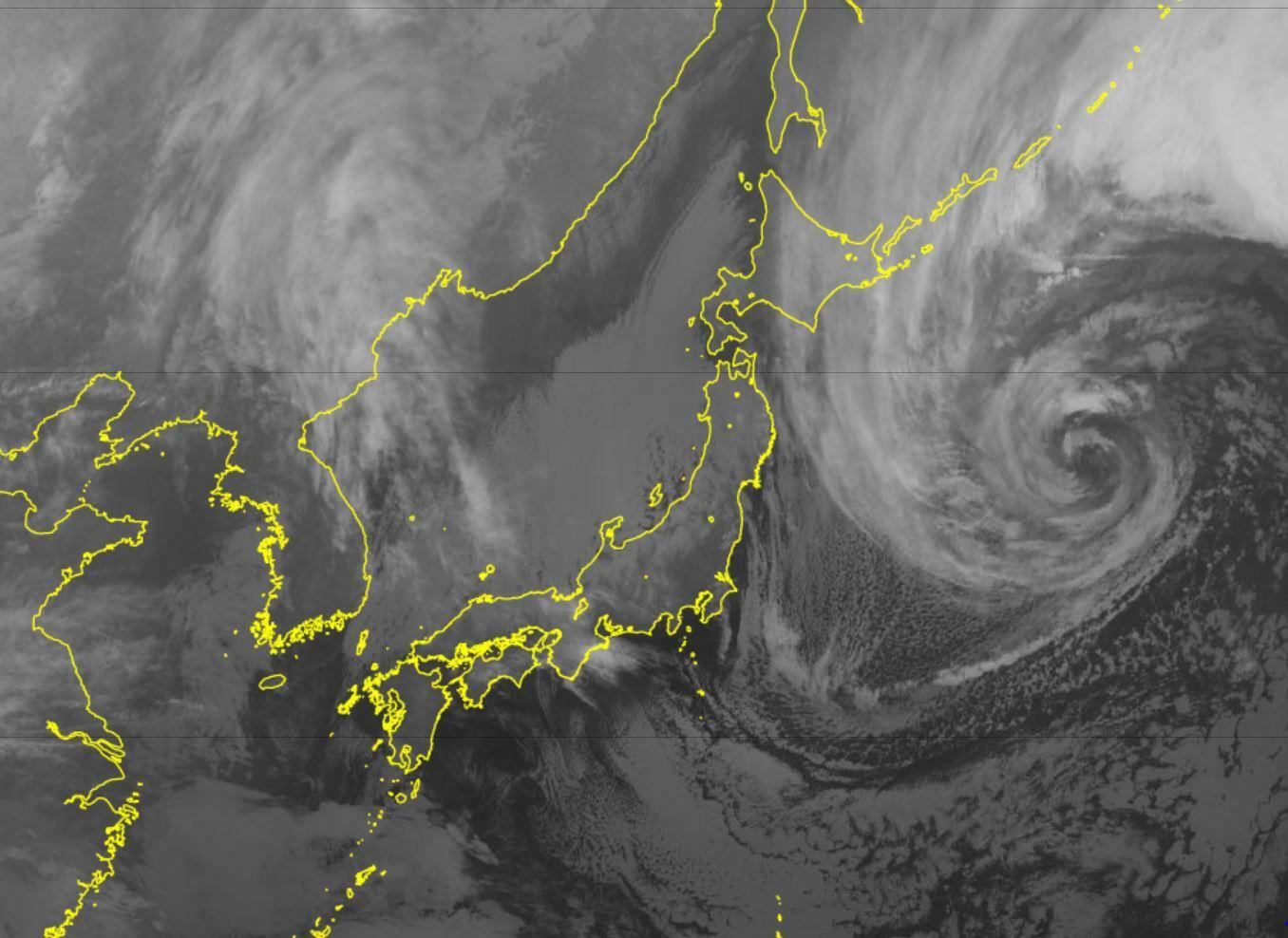2月27日21時の気象衛星画像（気象庁HPより）。日本の東の海上で発達した低気圧の雲が渦を巻いている。