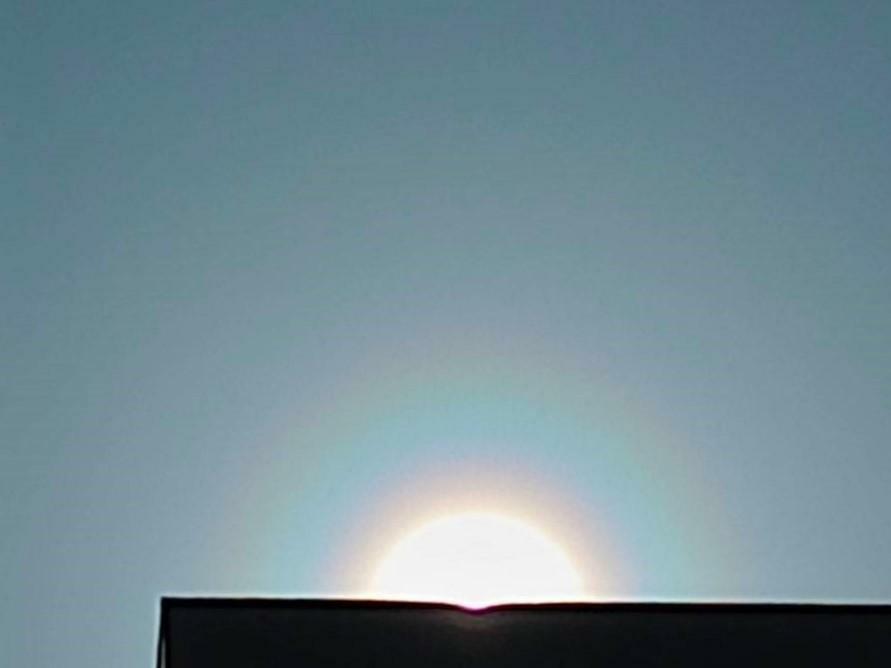 建物の上端で太陽を隠すと日の出のような花粉光環が撮れる