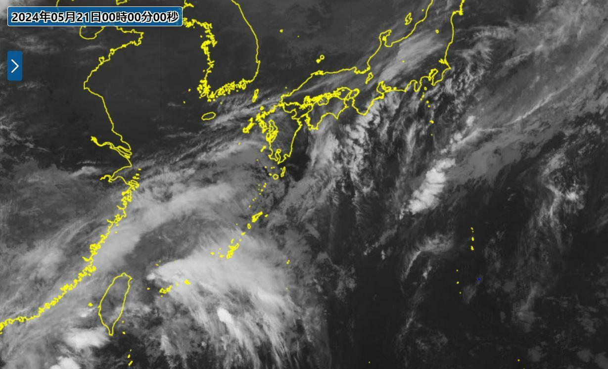 発達した雨雲がかかる沖縄（21日0時の気象衛星画像、気象庁HPより）。