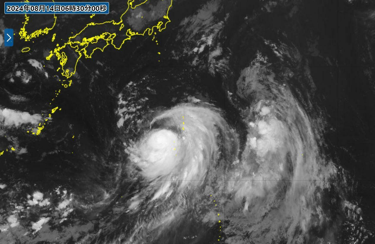 14日6時30分の気象衛星画像。画面の中央付近、小笠原諸島の近くに台風7号の大きな雲が渦を巻いている。