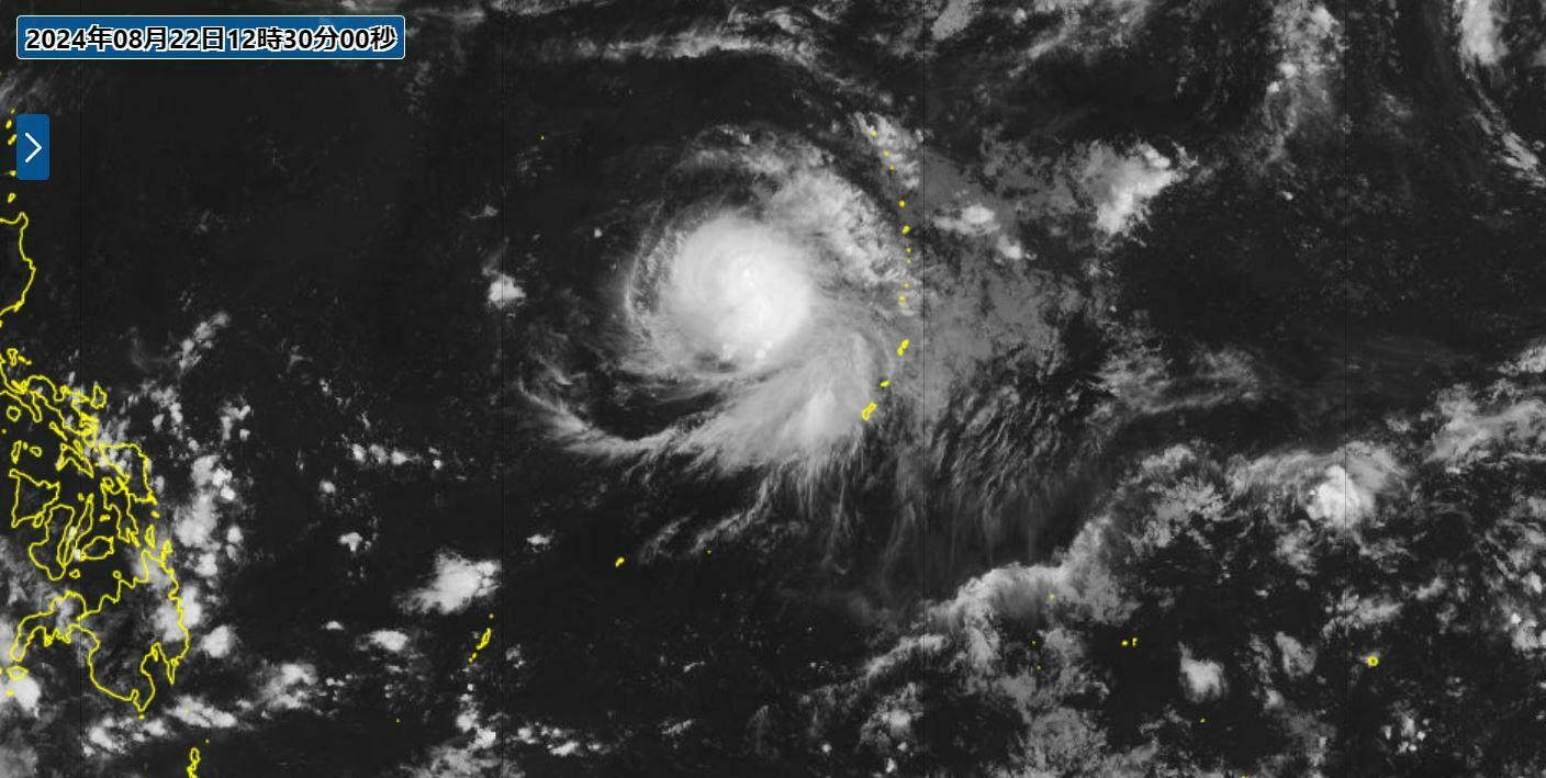 フィリピンの東にある台風10号（22日12時30分時点）。気象庁HPより。台風の予想進路は1つ前の記事を参照。