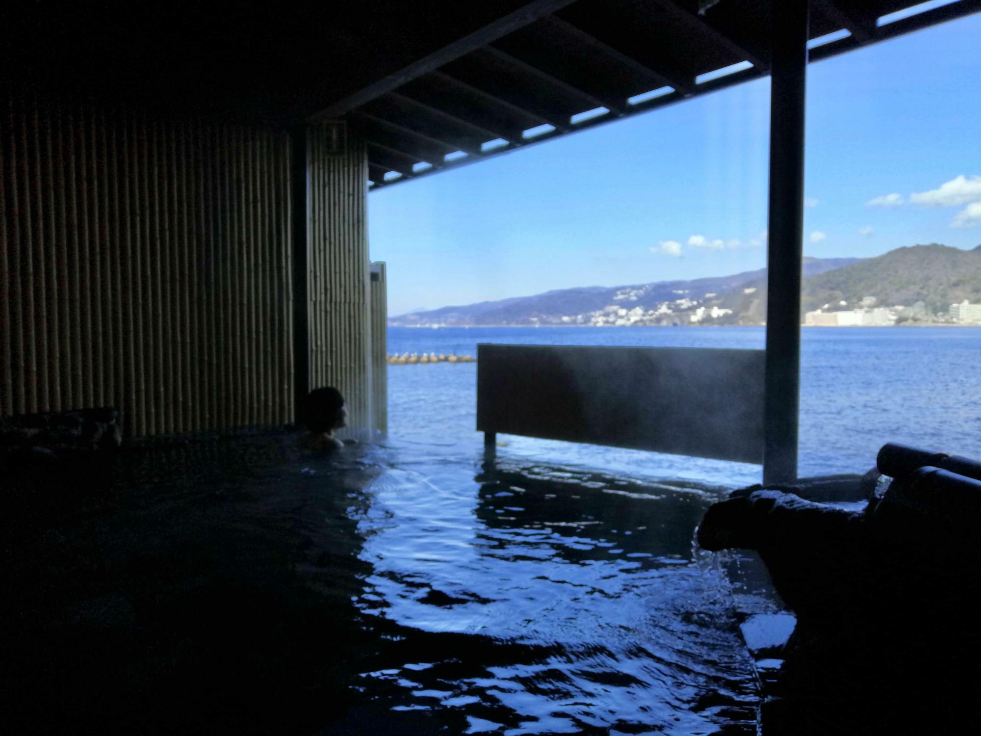 海に浮かぶ露天風呂は2019年にリニューアル