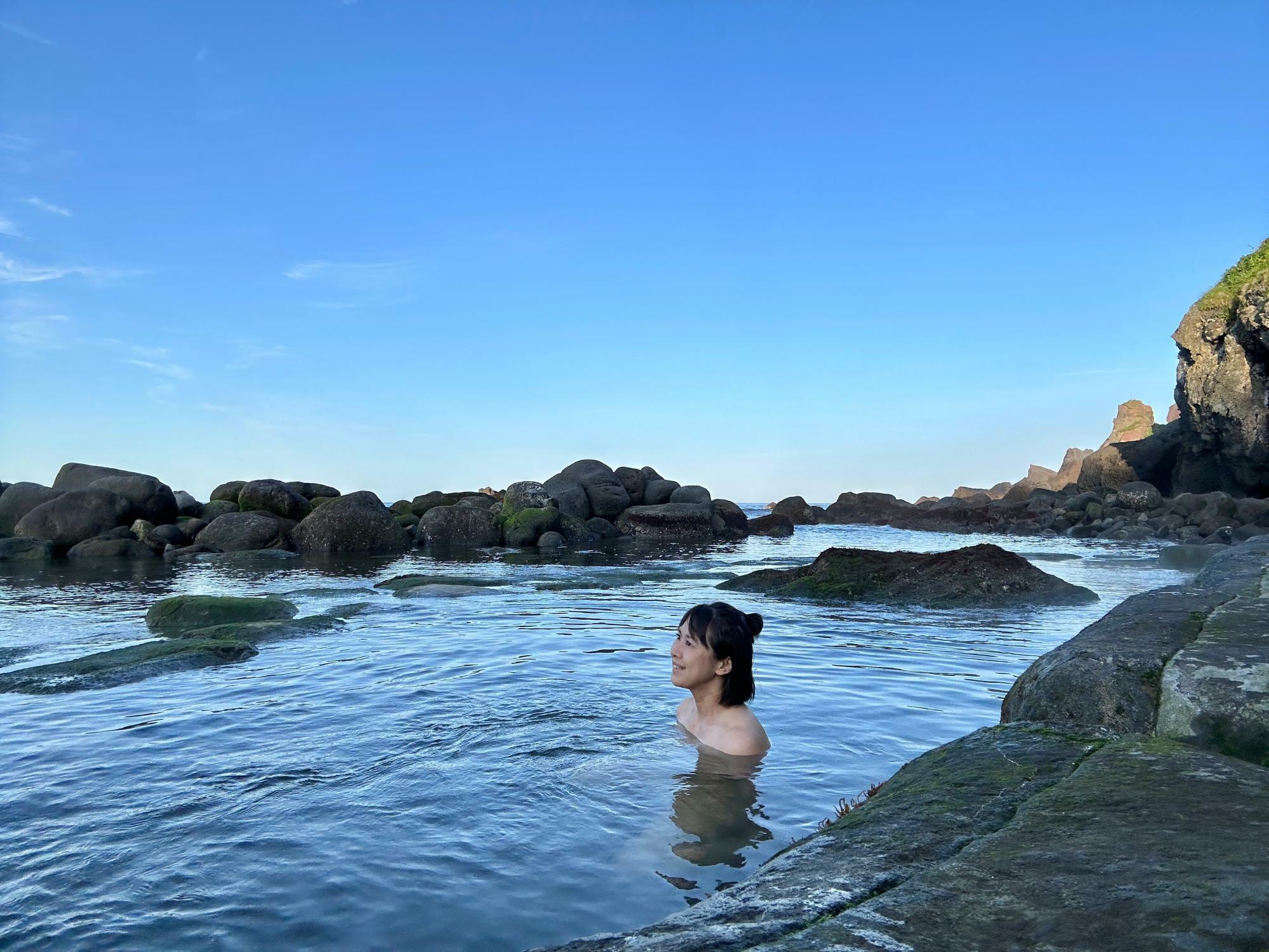 水着か湯浴み着を着て温泉に入ります